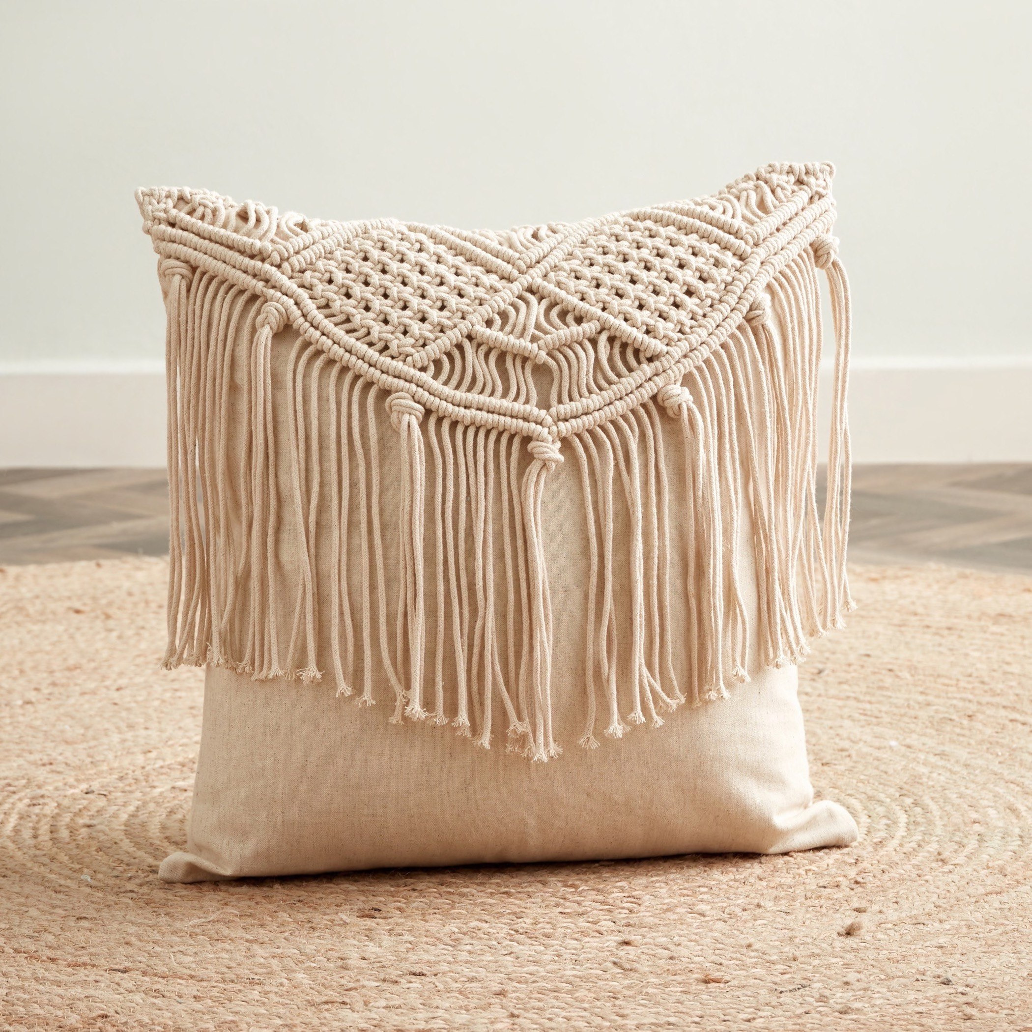 وسادة قطن محشوة مصنوعة يدويًا من أكيرا - 45x45 سم-hbxlivingroom-furnishings-cushionsandcovers-filledcushions-image-1