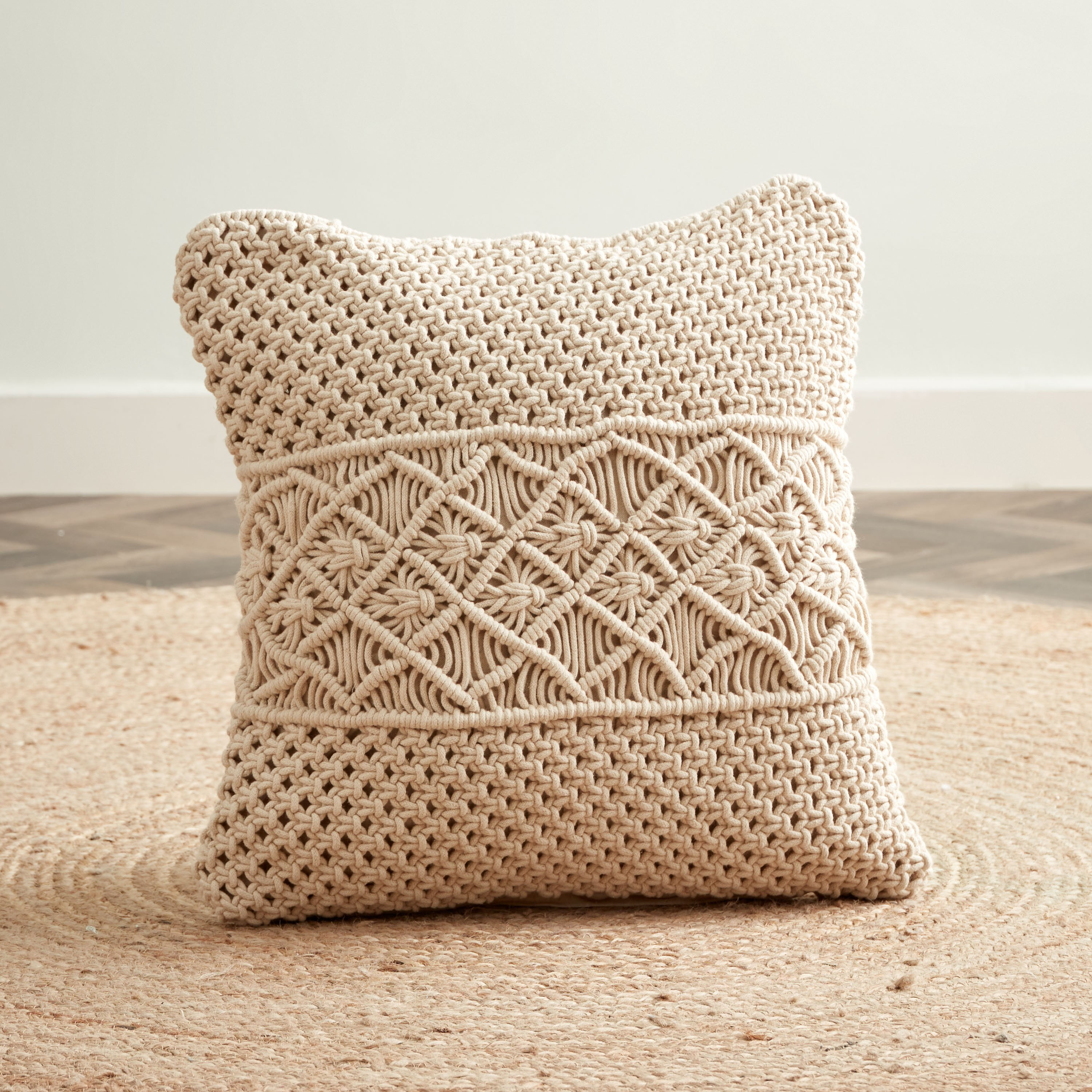 وسادة قطن محشوة مصنوعة يدويًا من أكيرا - 45x45 سم-hbxlivingroom-furnishings-cushionsandcovers-filledcushions-image-1