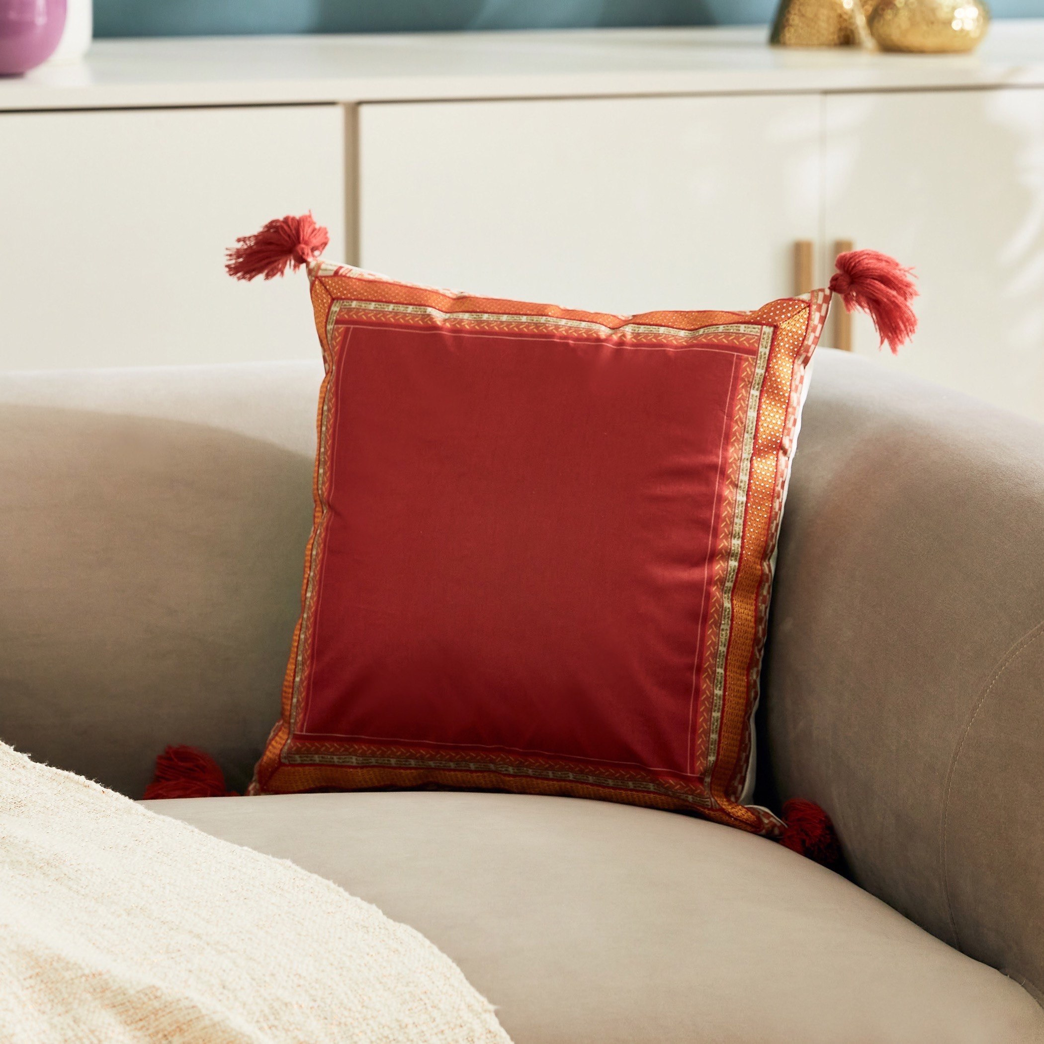 غطاء وسادة بتفاصيل دانتيل وشرابات من دازلينج فريا - 40x40 سم-hbxhomeware-cushionsandcovers-cushioncovers-image-1