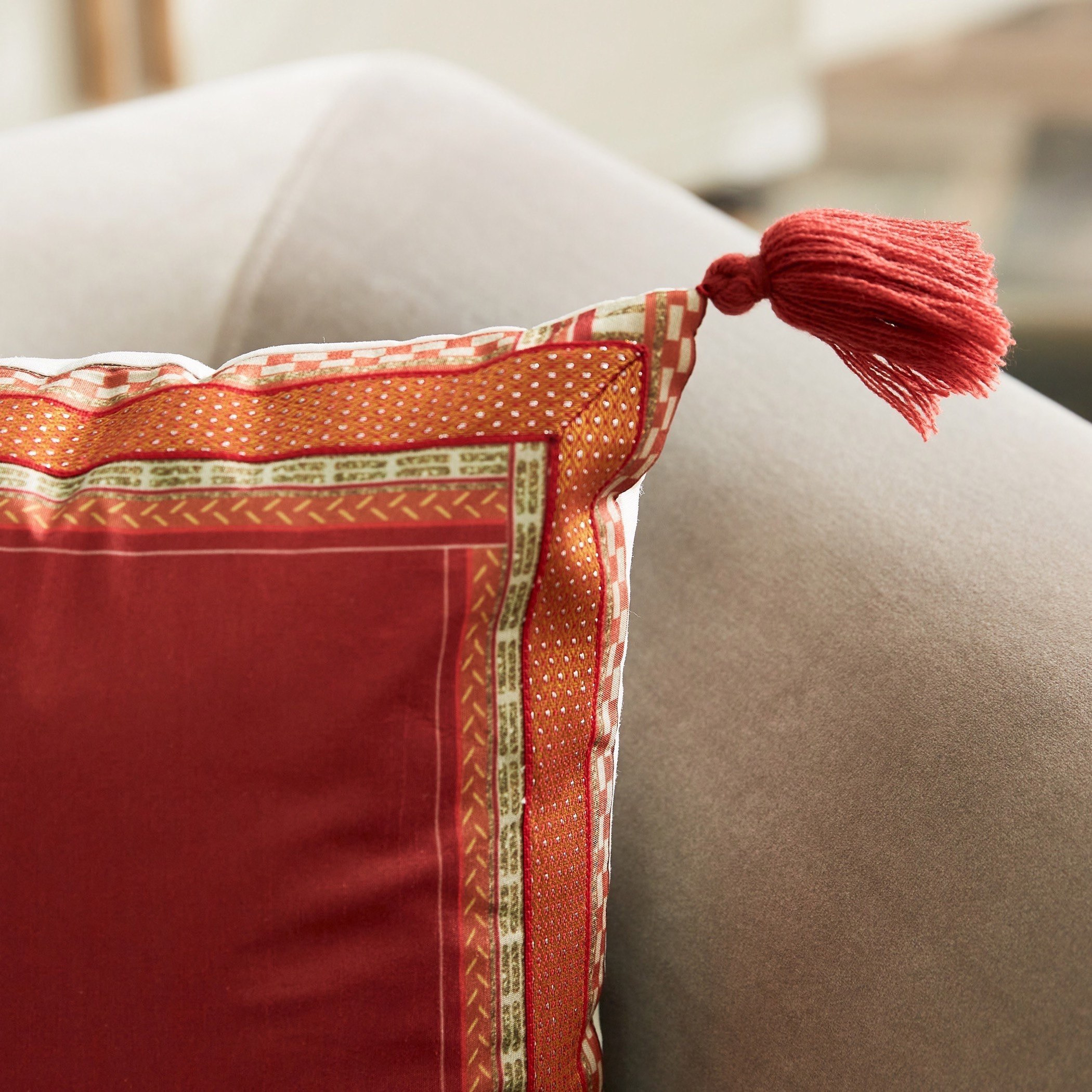 غطاء وسادة بتفاصيل دانتيل وشرابات من دازلينج فريا - 40x40 سم-hbxhomeware-cushionsandcovers-cushioncovers-image-2