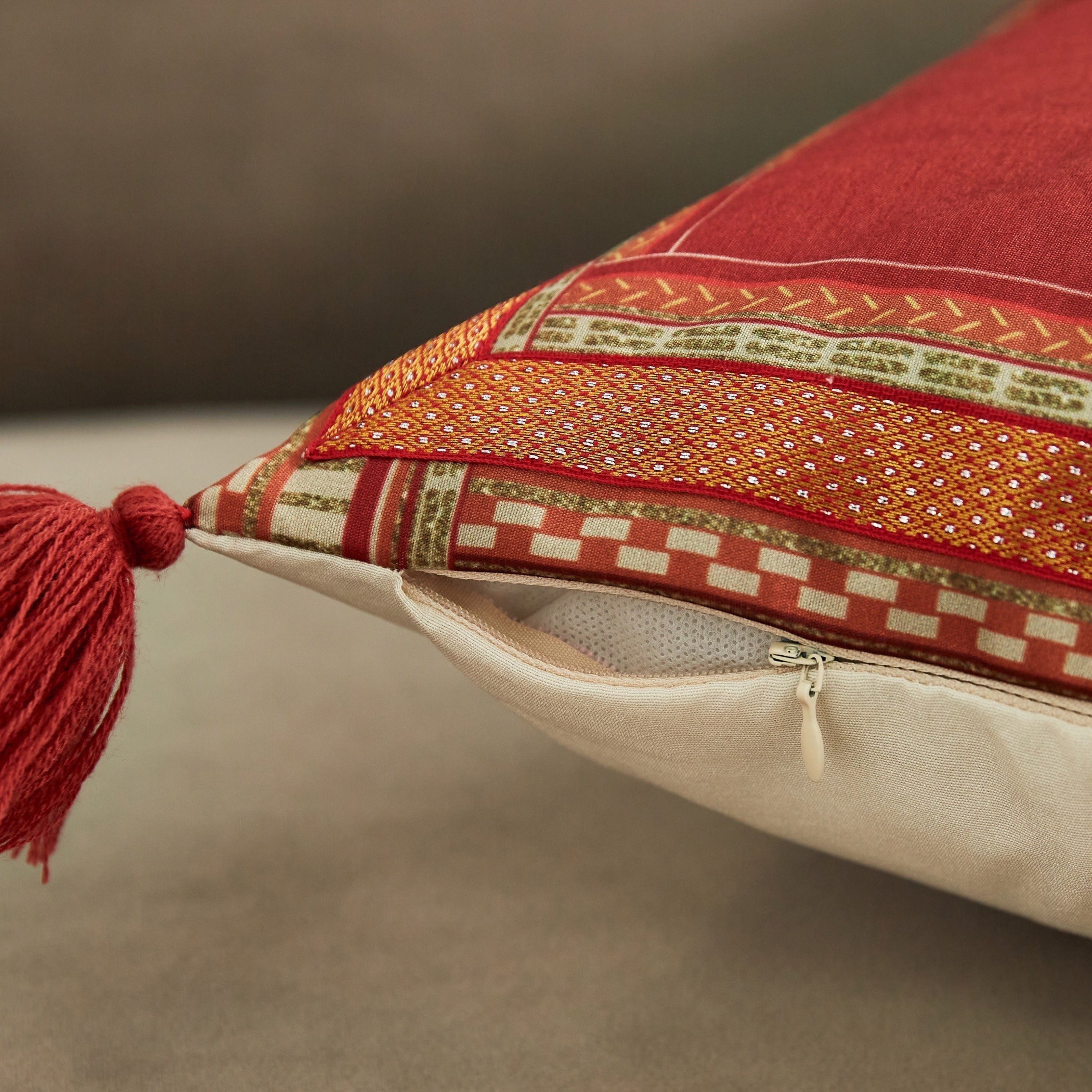 غطاء وسادة بتفاصيل دانتيل وشرابات من دازلينج فريا - 40x40 سم-hbxhomeware-cushionsandcovers-cushioncovers-image-3