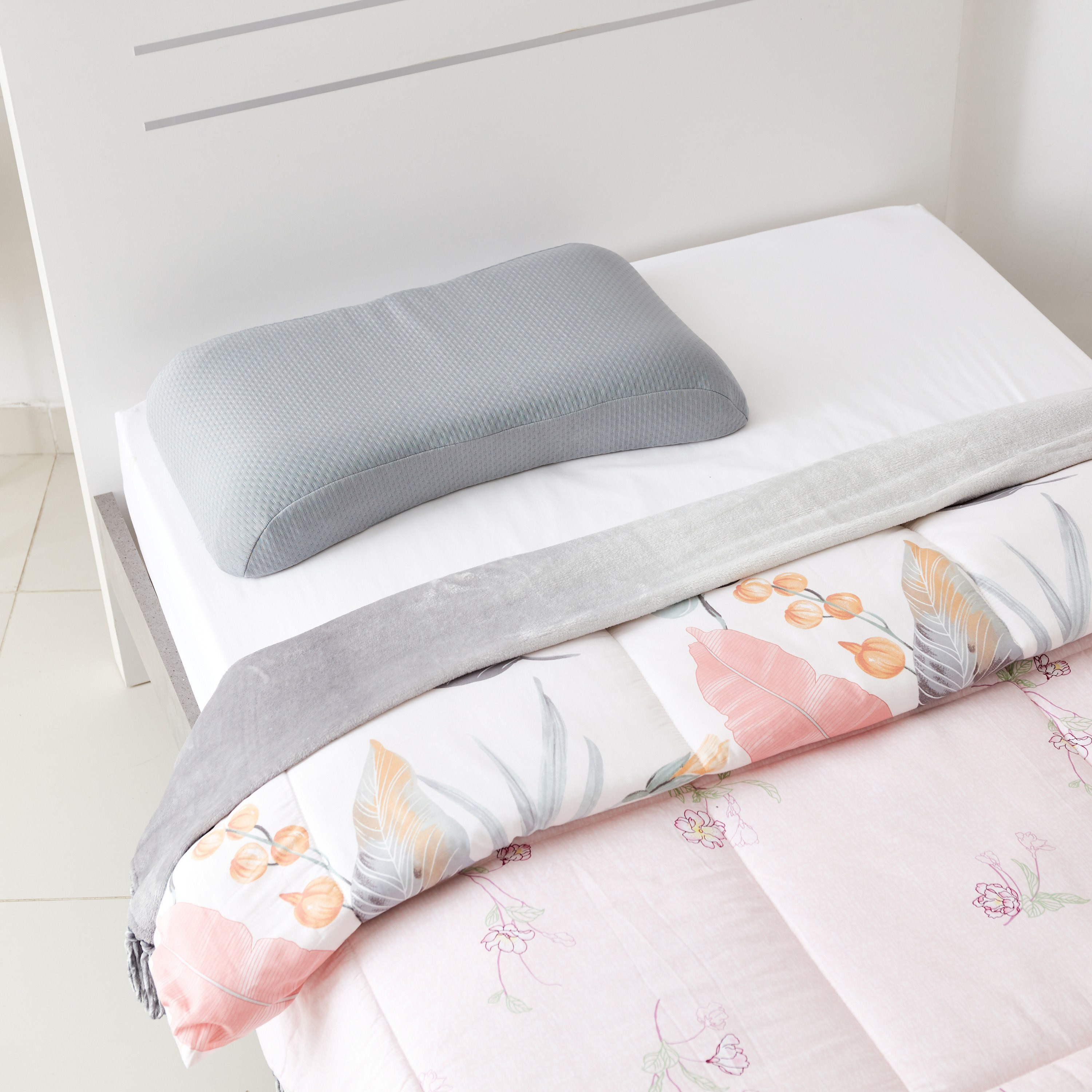 وسادة ميموري فوم فحم وخيزران متعددة الوضعيات - 68x40x11 سم-hbxdecorandfurnishings-bedding-duvetsandpillows-image-5