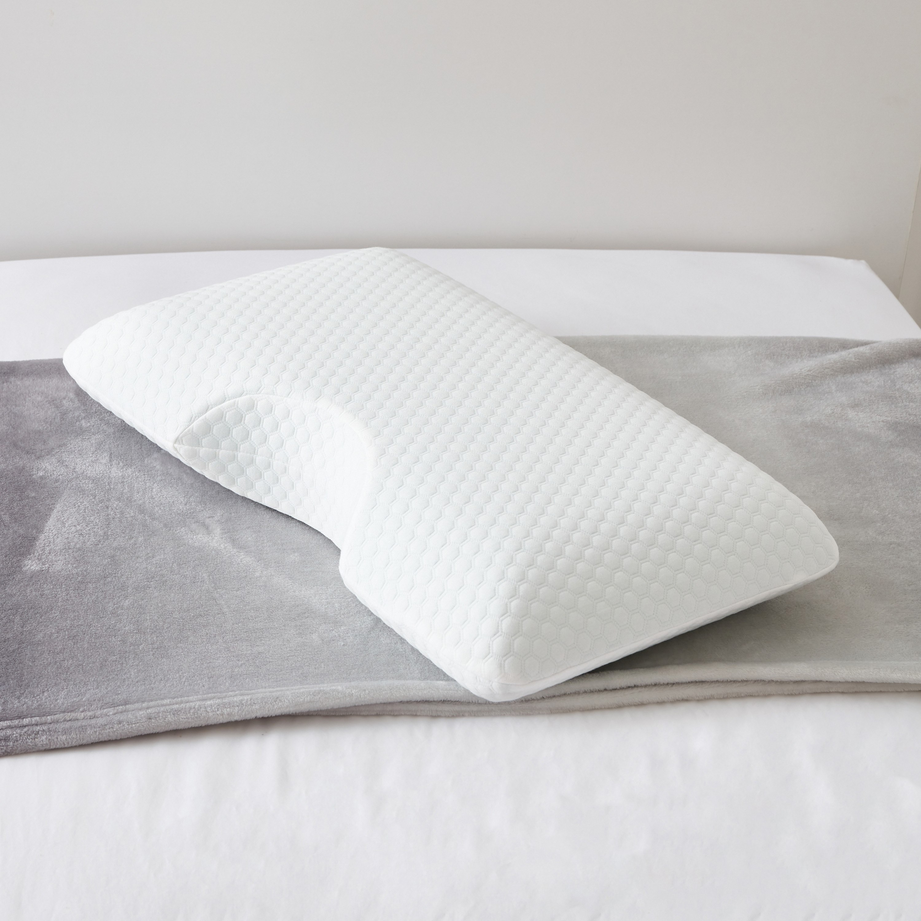 وسادة تبريد ميموري فوم لراحة الأكتاف - 64x41x13.5 سم-hbxdecorandfurnishings-bedding-duvetsandpillows-image-1