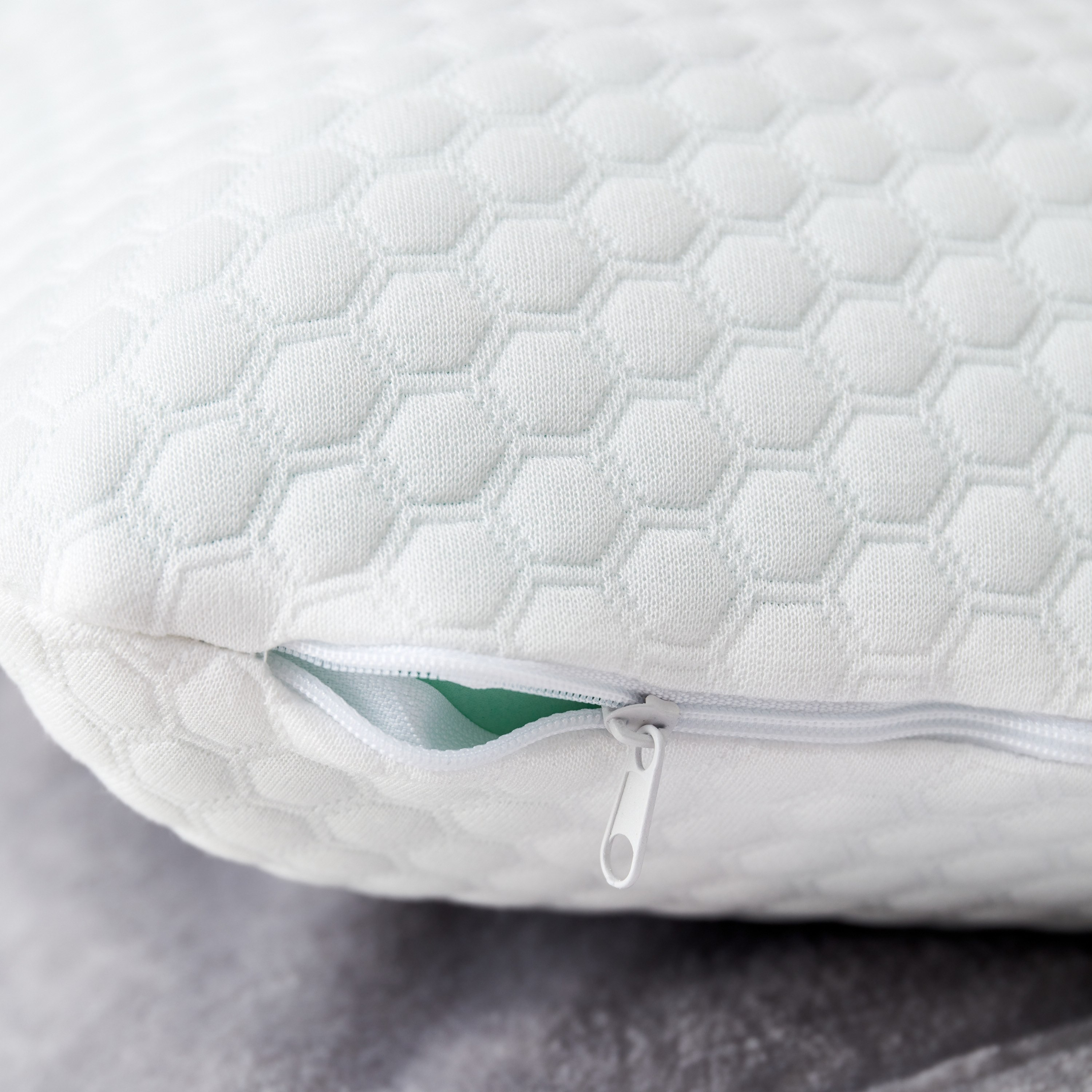 وسادة تبريد ميموري فوم لراحة الأكتاف - 64x41x13.5 سم-hbxdecorandfurnishings-bedding-duvetsandpillows-image-4