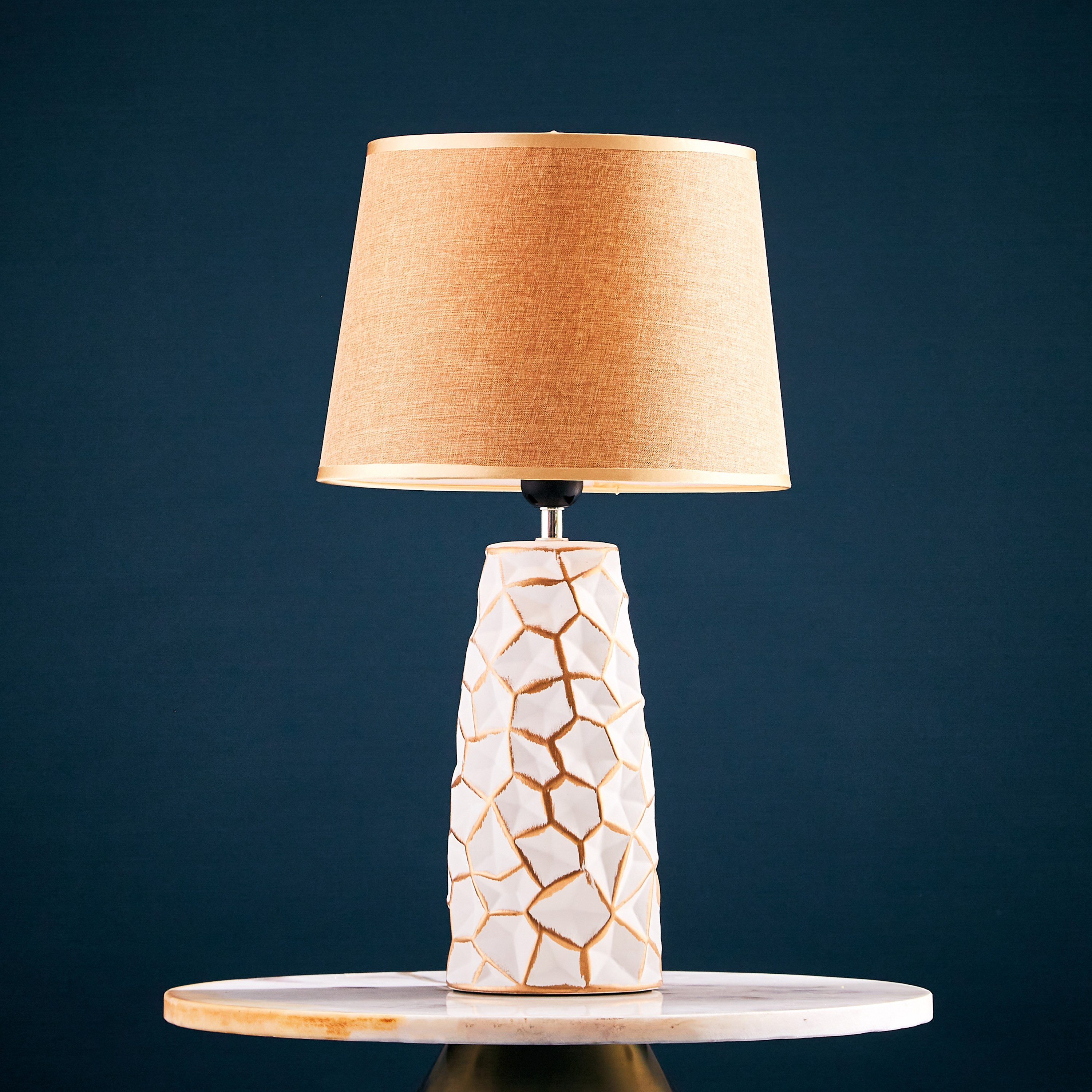 مصباح طاولة سيراميك بقاعدة بارزة الملمس من ألور - 27x27x49 سم-hbxlivingroom-lighting-tablelamps-image-2