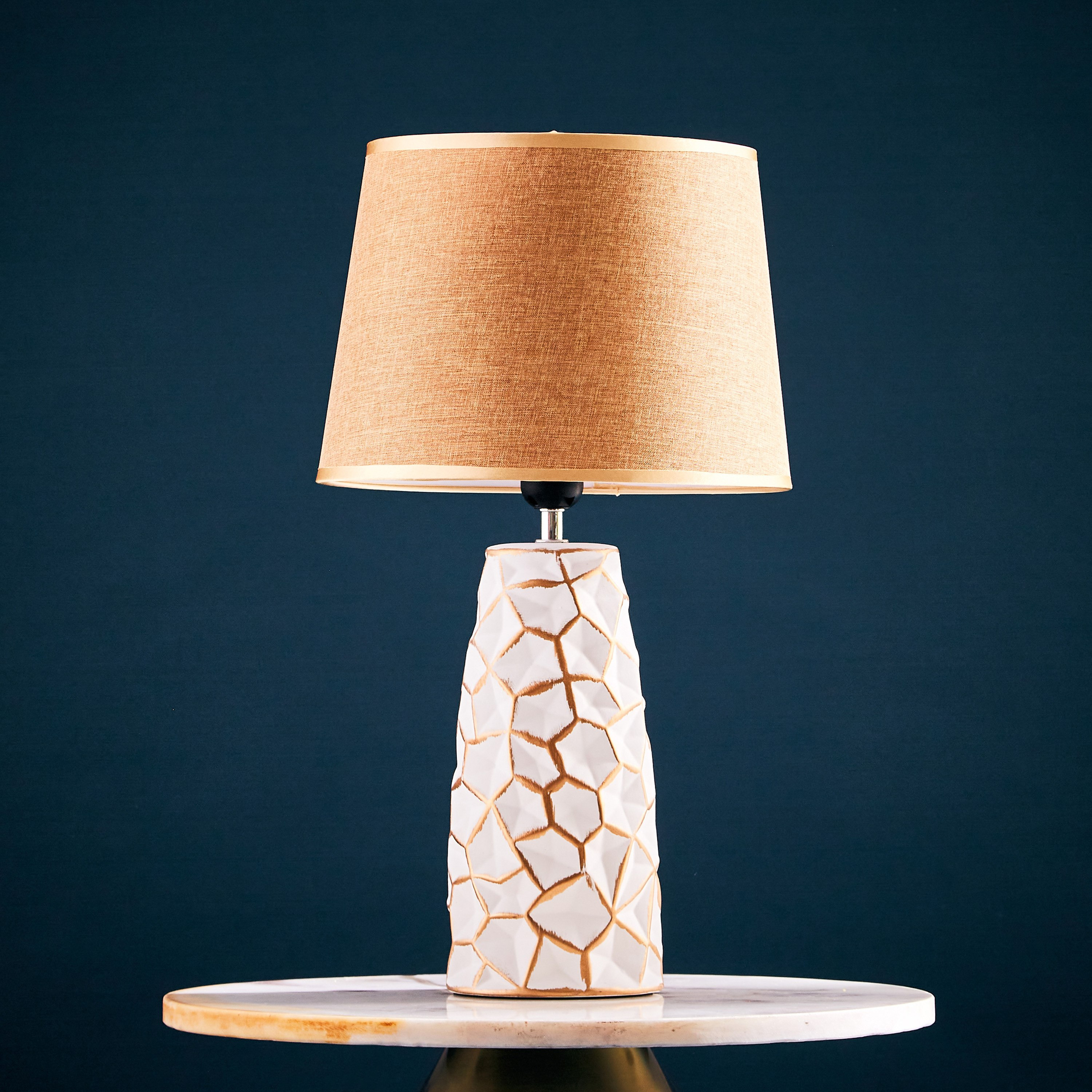 مصباح طاولة سيراميك بقاعدة بارزة الملمس من ألور - 27x27x49 سم-hbxlivingroom-lighting-tablelamps-image-1