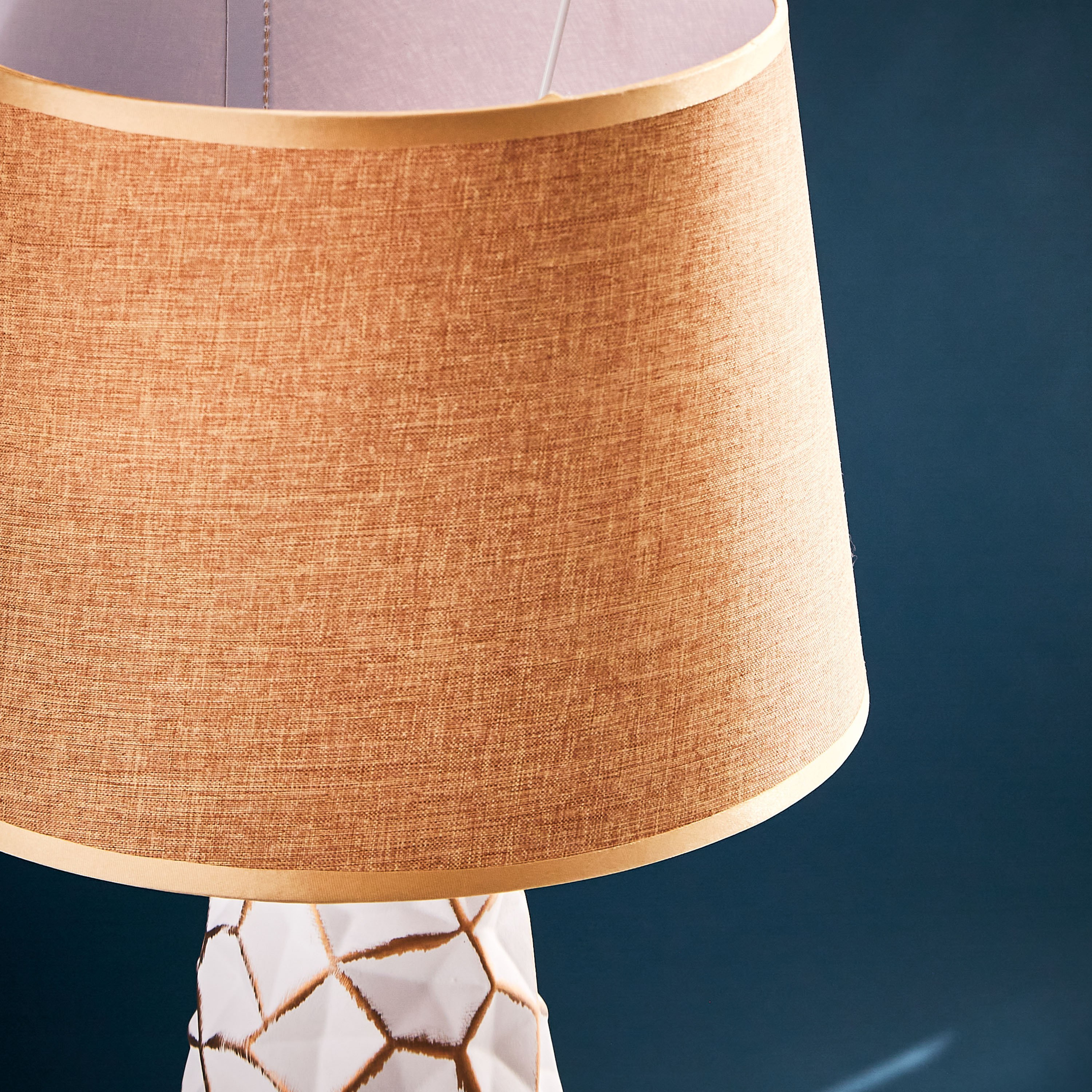 مصباح طاولة سيراميك بقاعدة بارزة الملمس من ألور - 27x27x49 سم-hbxlivingroom-lighting-tablelamps-image-3