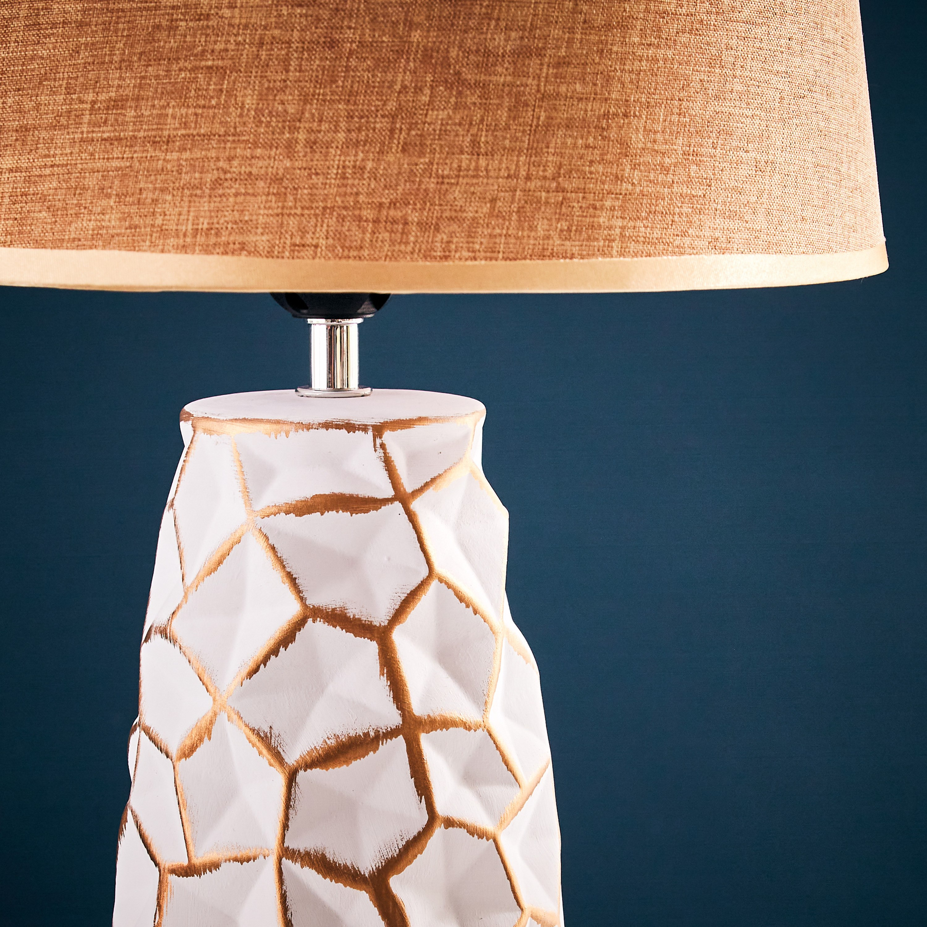 مصباح طاولة سيراميك بقاعدة بارزة الملمس من ألور - 27x27x49 سم-hbxlivingroom-lighting-tablelamps-image-4