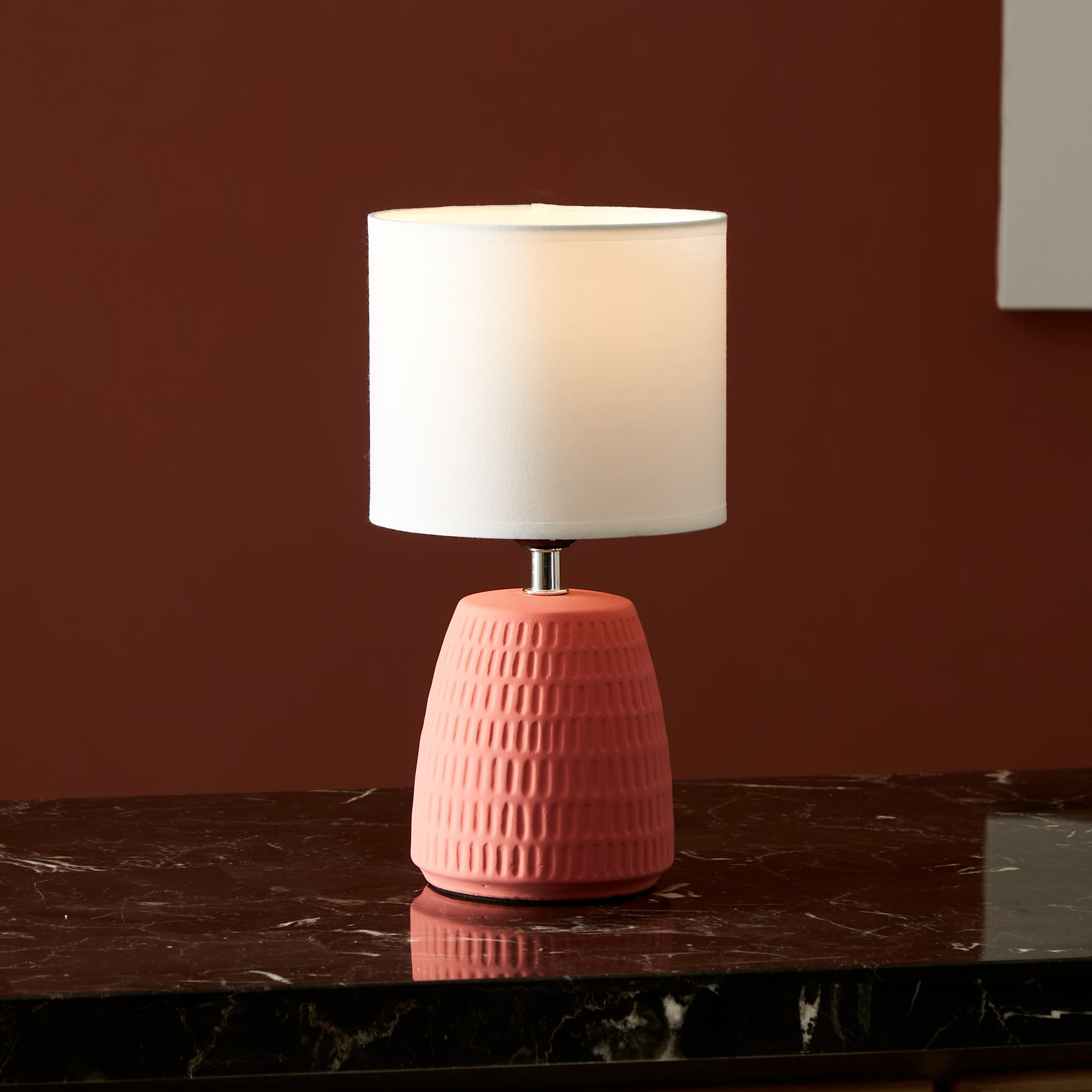 مصباح طاولة سيراميك بقاعدة بارزة الملمس من كيو- 15x15x30 سم-hbxlivingroom-lighting-tablelamps-image-2