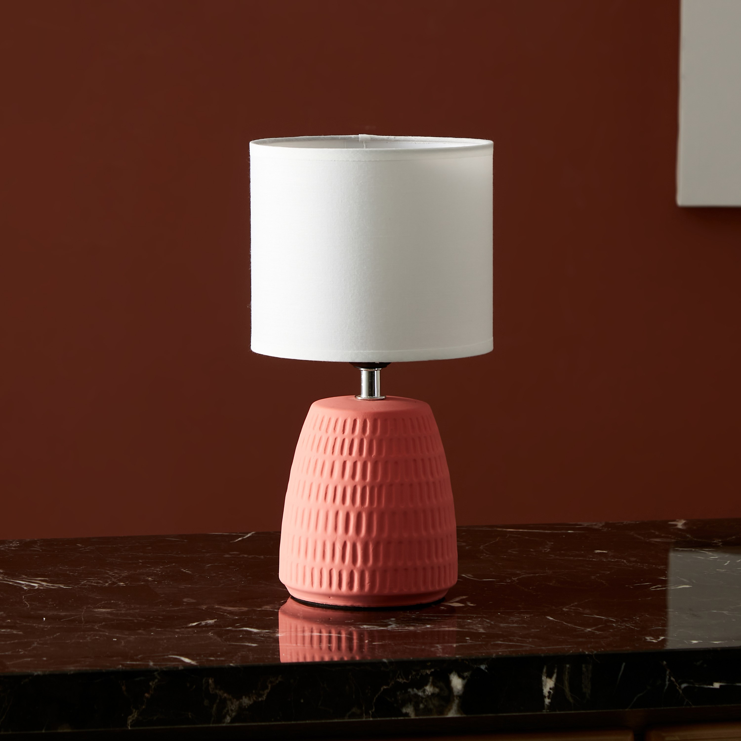 مصباح طاولة سيراميك بقاعدة بارزة الملمس من كيو- 15x15x30 سم-hbxlivingroom-lighting-tablelamps-image-1