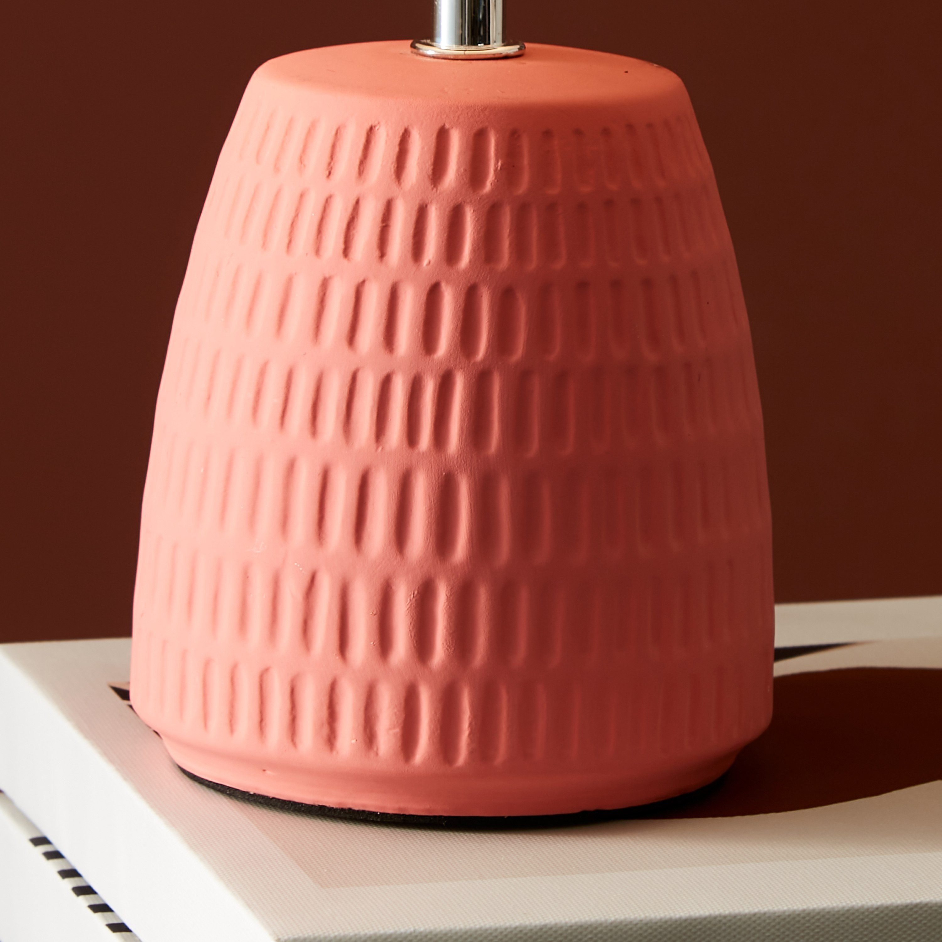 مصباح طاولة سيراميك بقاعدة بارزة الملمس من كيو- 15x15x30 سم-hbxlivingroom-lighting-tablelamps-image-3