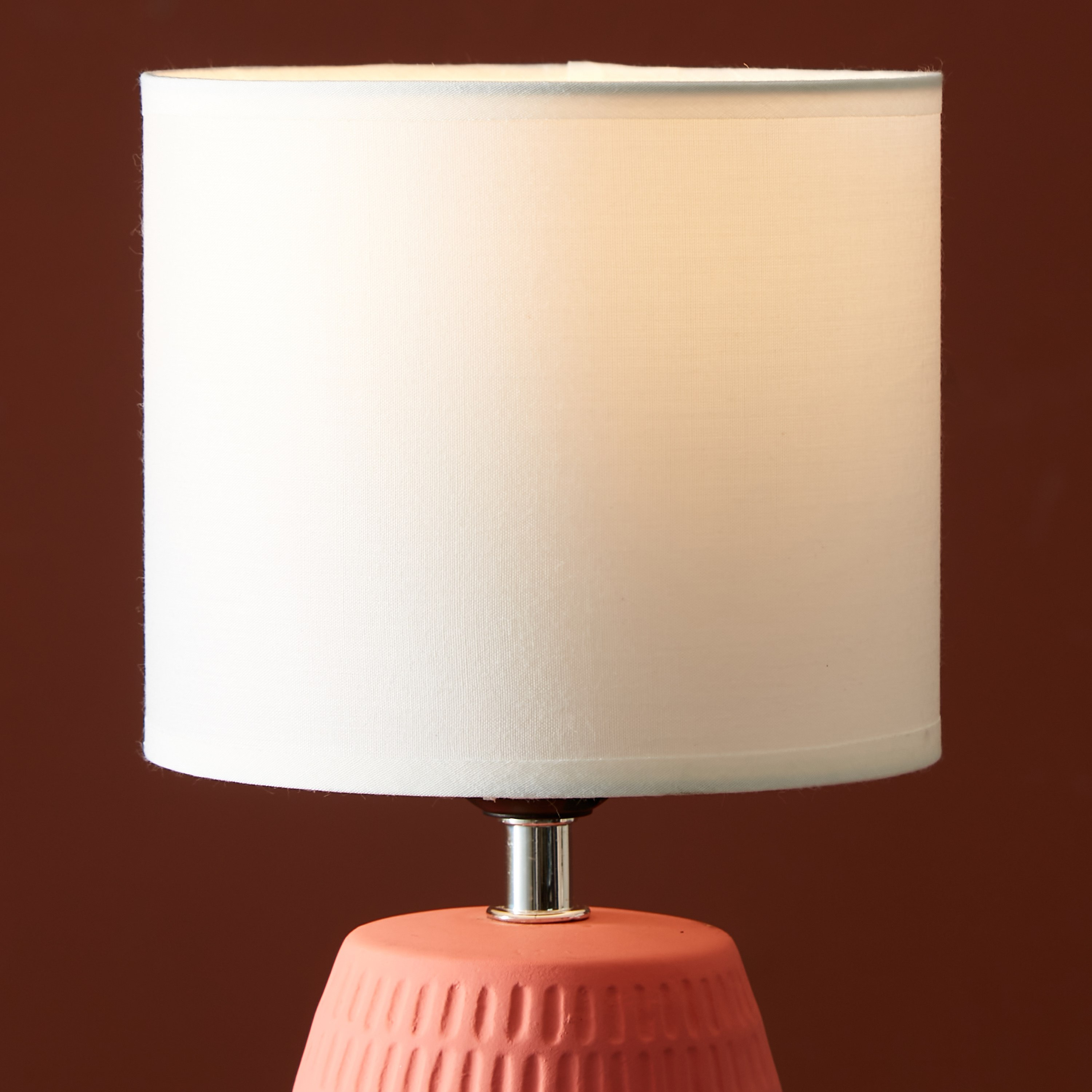 مصباح طاولة سيراميك بقاعدة بارزة الملمس من كيو- 15x15x30 سم-hbxlivingroom-lighting-tablelamps-image-4