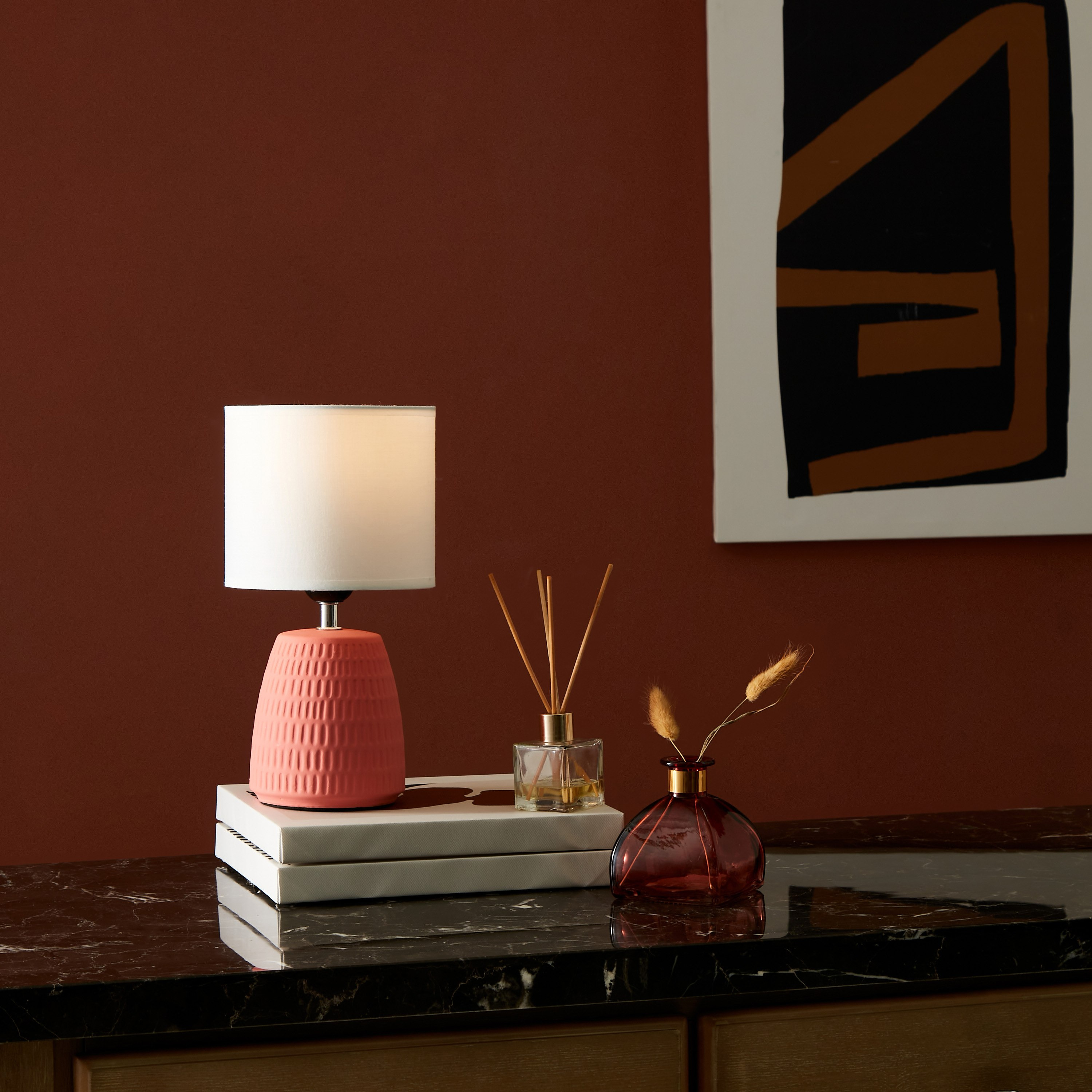 مصباح طاولة سيراميك بقاعدة بارزة الملمس من كيو- 15x15x30 سم-hbxlivingroom-lighting-tablelamps-image-5