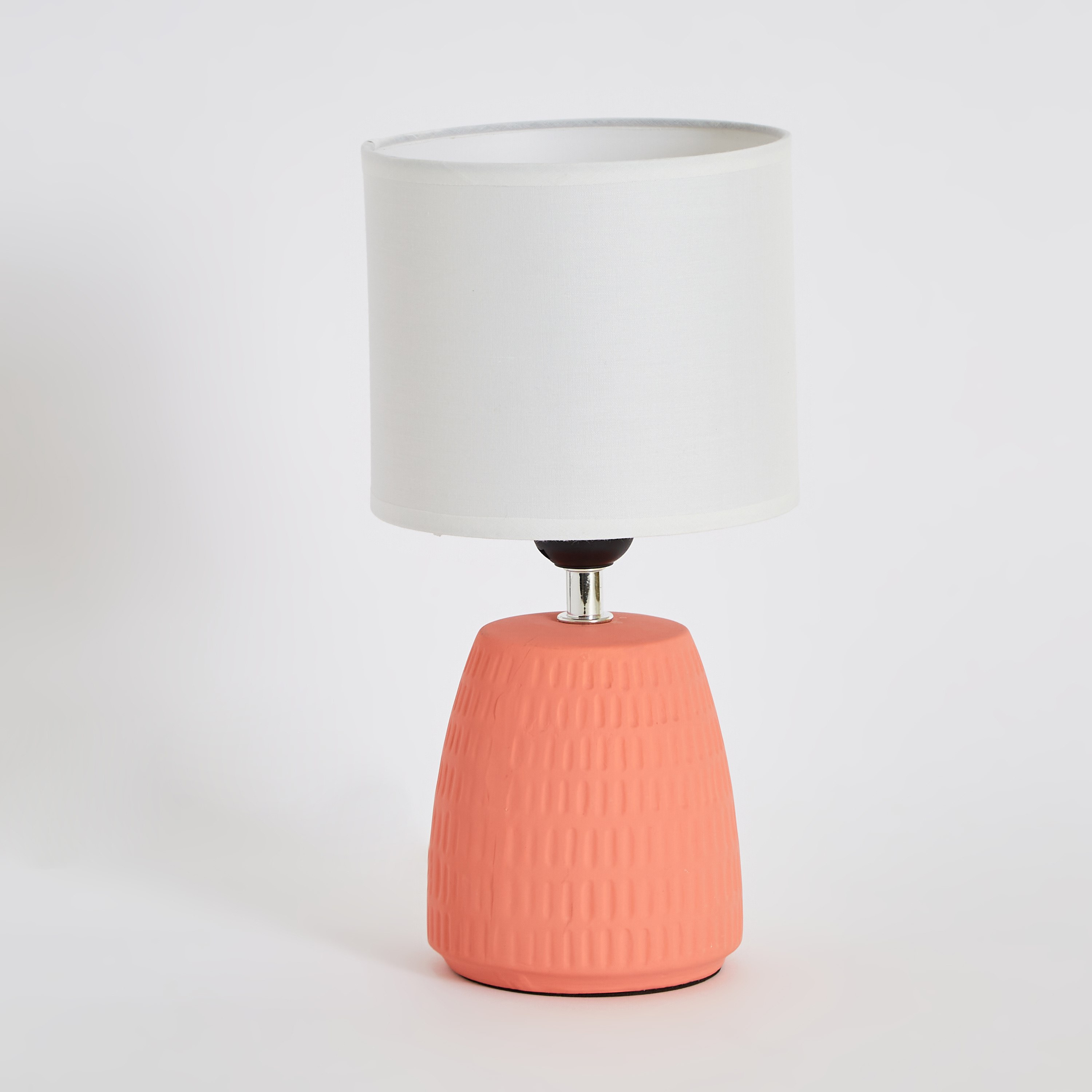 مصباح طاولة سيراميك بقاعدة بارزة الملمس من كيو- 15x15x30 سم-hbxlivingroom-lighting-tablelamps-image-6