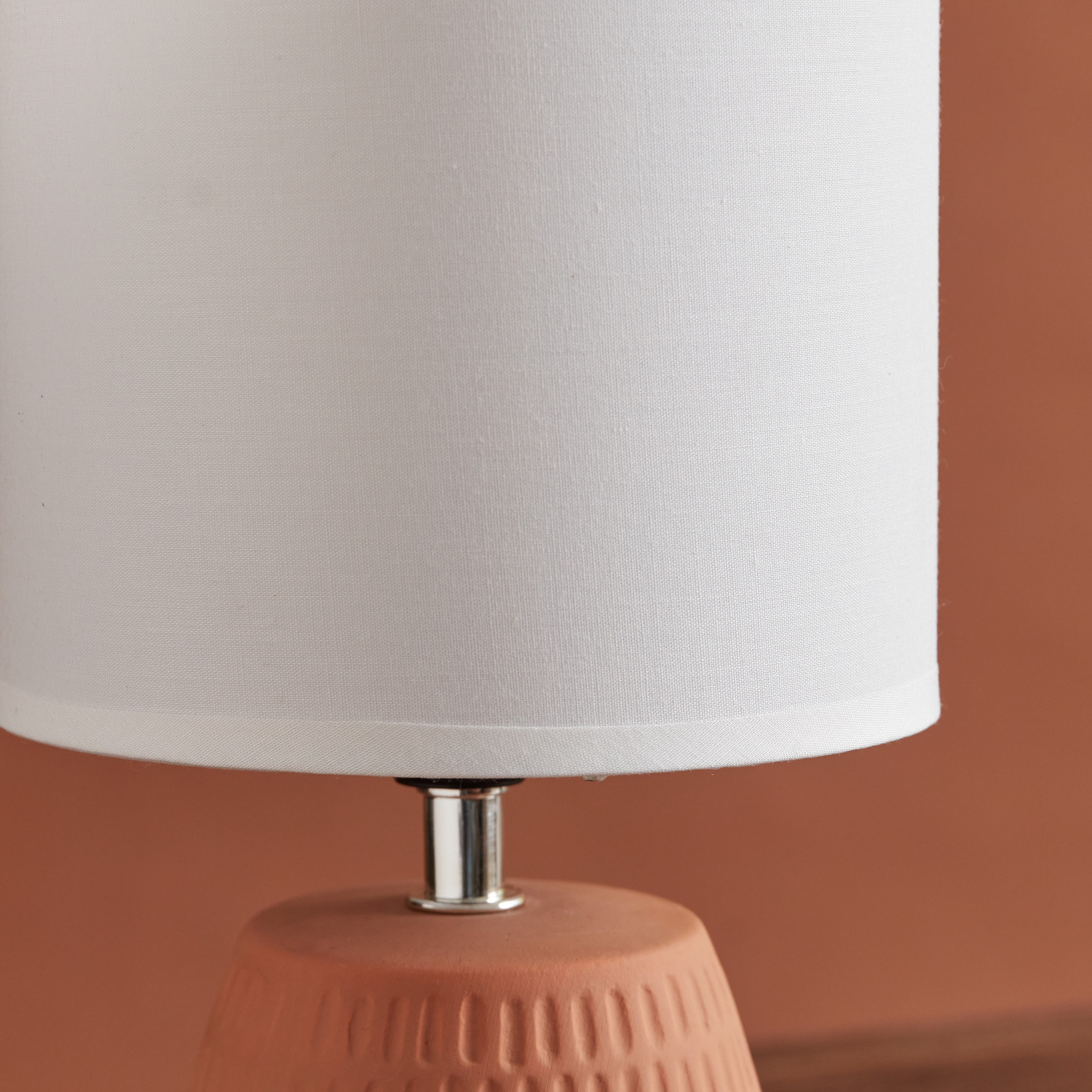 مصباح طاولة سيراميك بارز الملمس من كوو - 15x15x30 سم-hbxlivingroom-lighting-tablelamps-image-4