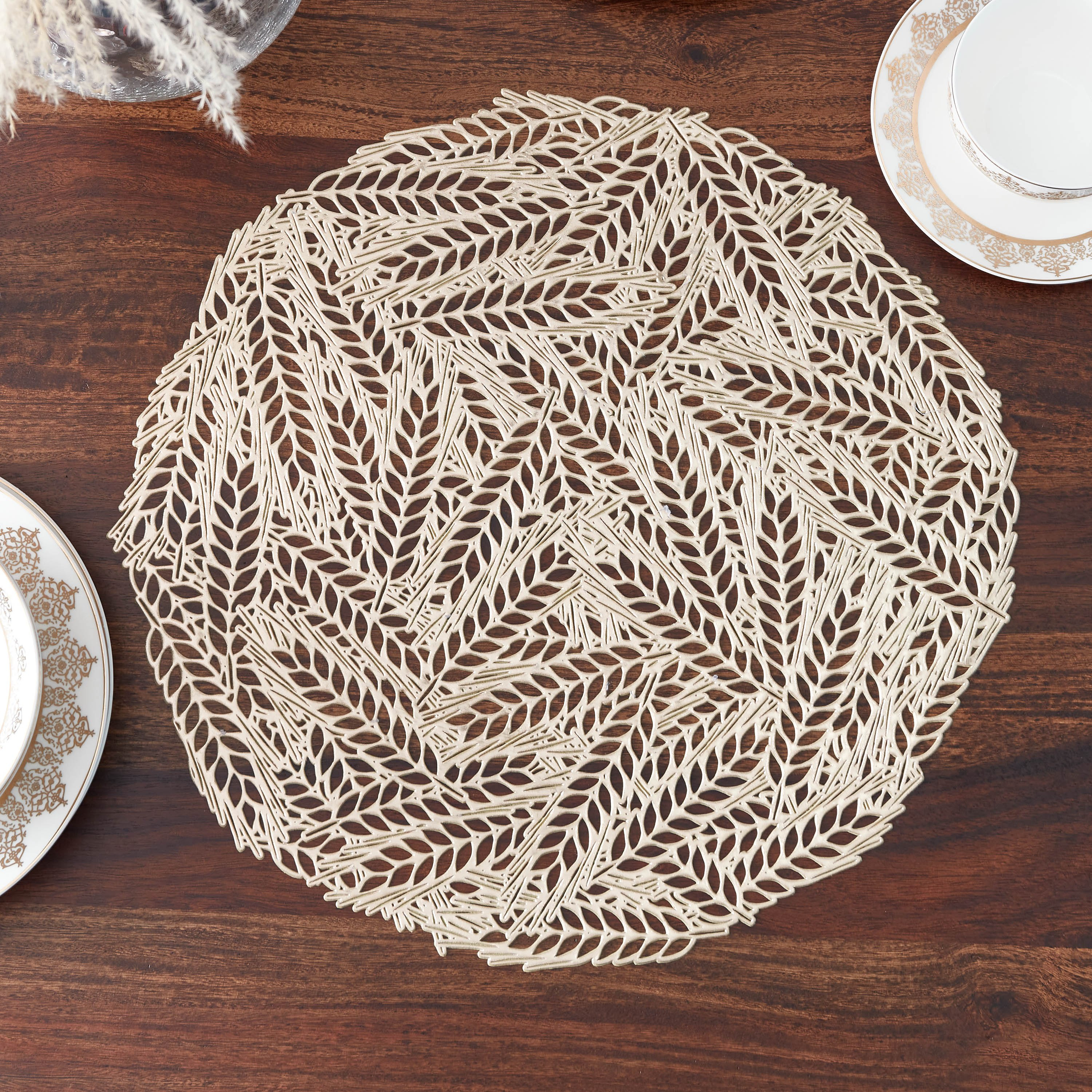 لبادة صحون كلوريد البولي فينيل بتصميم ورق شجر مفرّغة - 38 سم-hbxdecorandfurnishings-homefurnishings-tablelinens-image-1