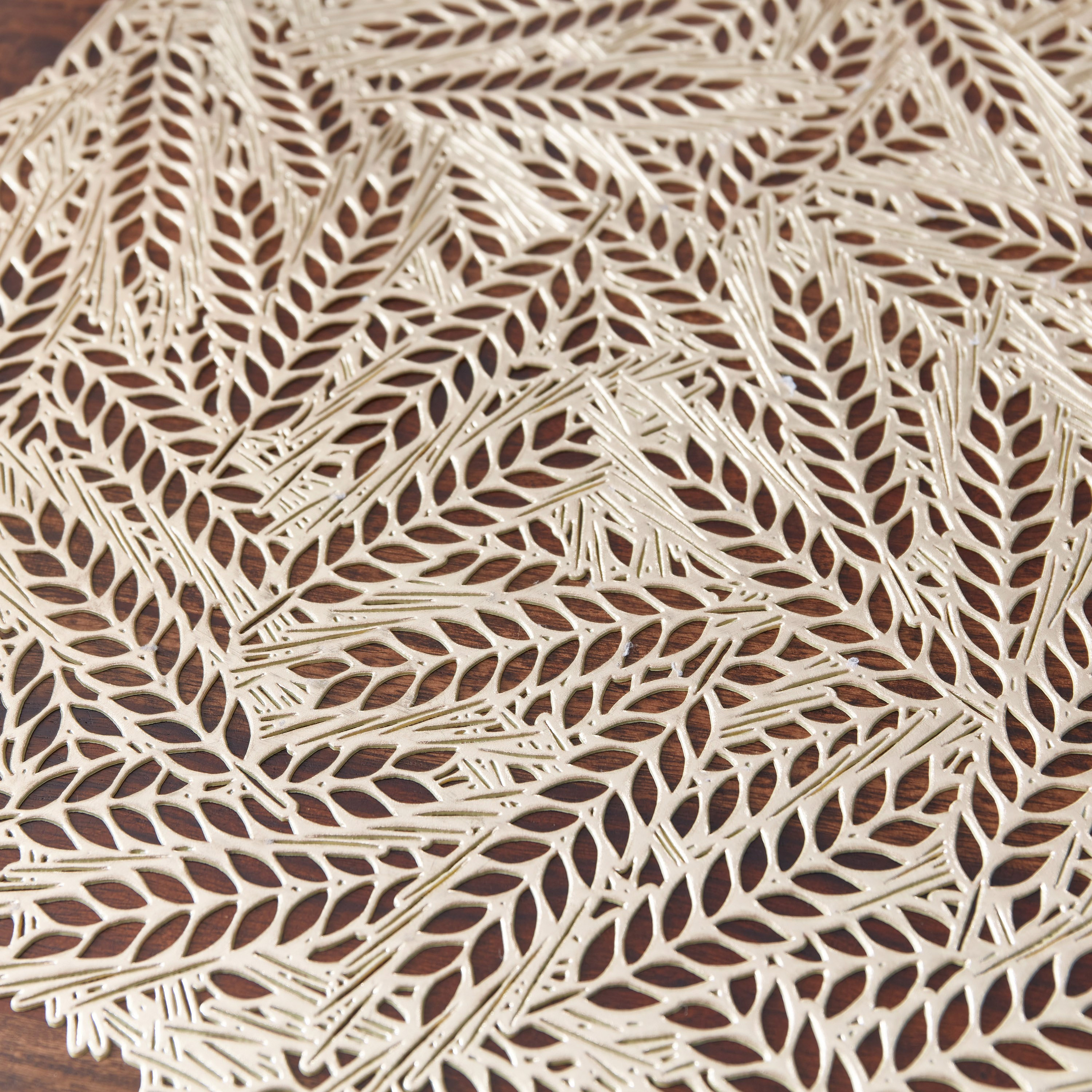 لبادة صحون كلوريد البولي فينيل بتصميم ورق شجر مفرّغة - 38 سم-hbxdecorandfurnishings-homefurnishings-tablelinens-image-3