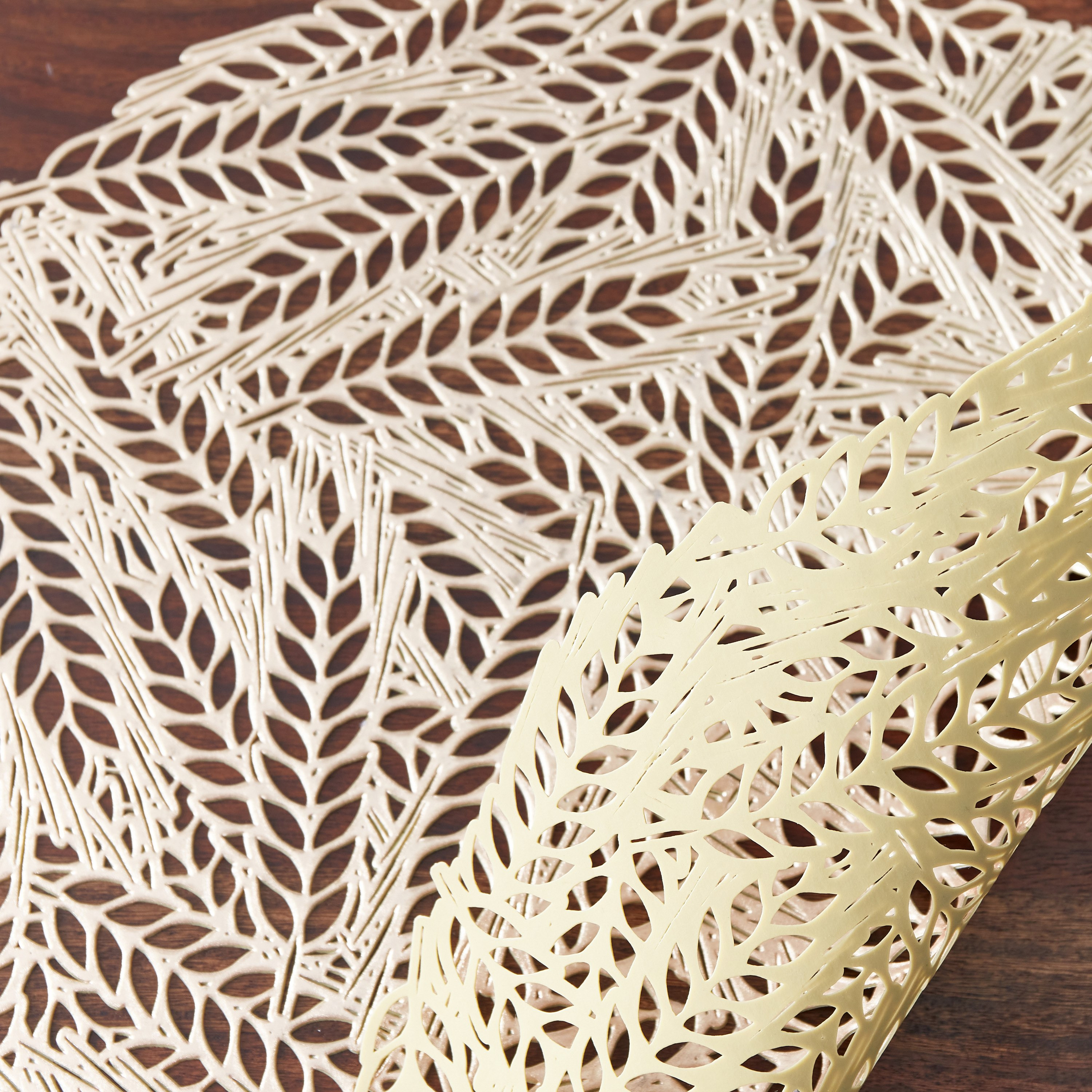 لبادة صحون كلوريد البولي فينيل بتصميم ورق شجر مفرّغة - 38 سم-hbxdecorandfurnishings-homefurnishings-tablelinens-image-4