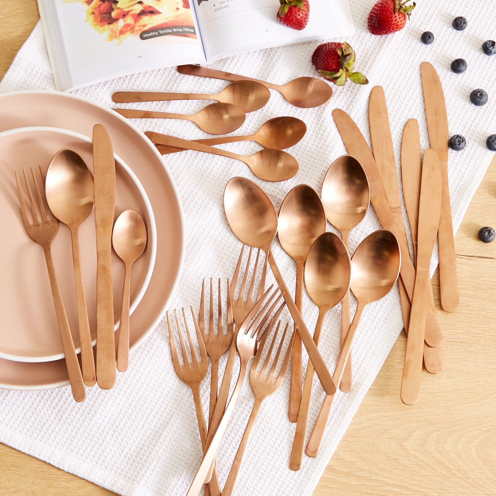 طقم أدوات مائدة بتشطيب نحاسي مطفي 24 قطعة من فيستيف-hbxhomeware-hbxkitchen-image-1