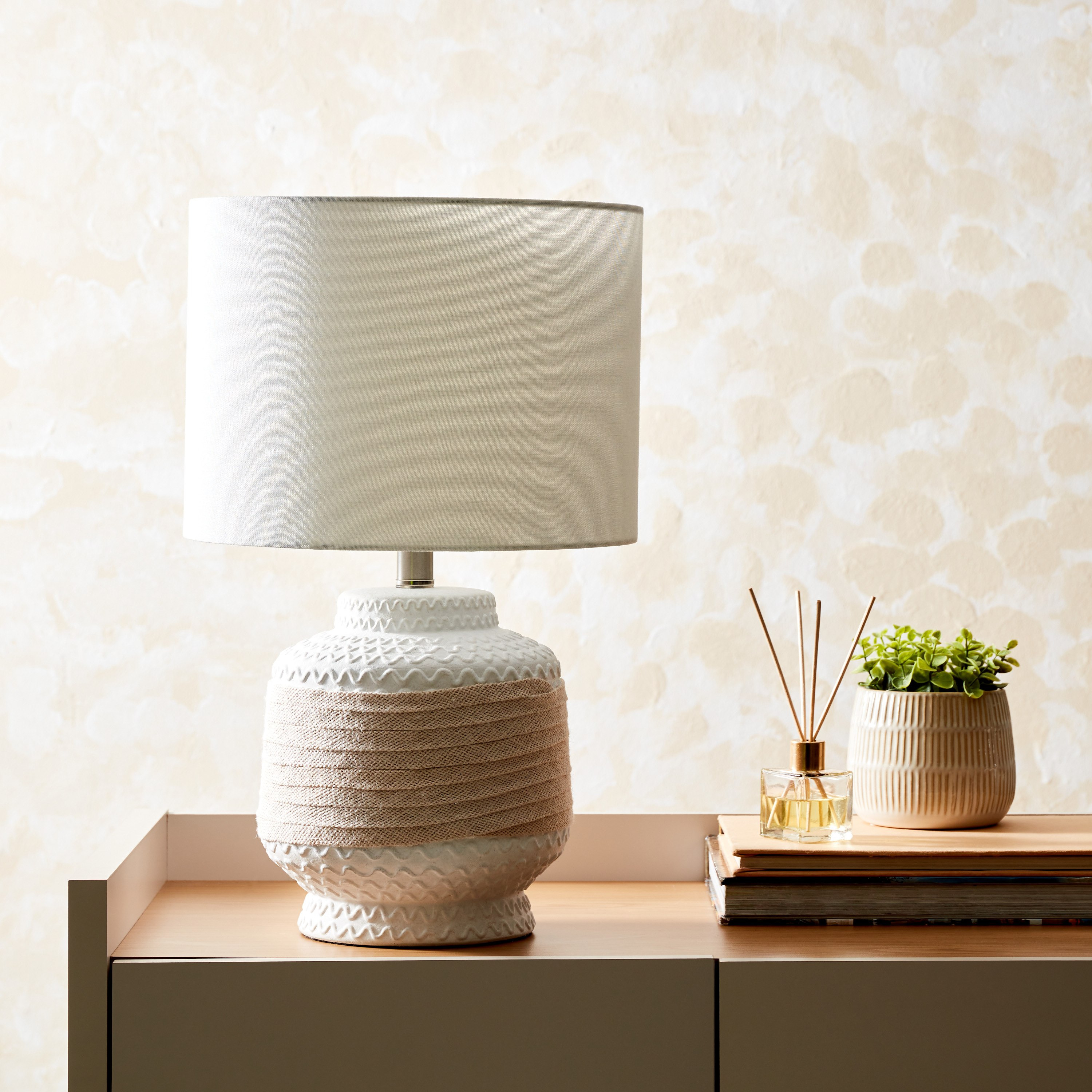 مصباح طاولة بقاعدة سيراميك من أريانا - 30x30x49 سم-hbxlivingroom-lighting-tablelamps-image-1
