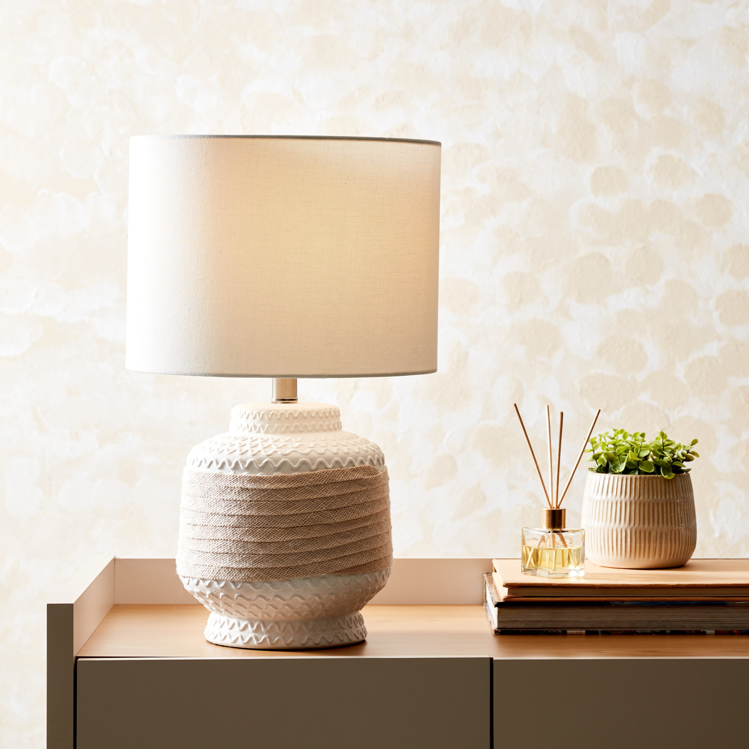 مصباح طاولة بقاعدة سيراميك من أريانا - 30x30x49 سم-hbxlivingroom-lighting-tablelamps-image-2