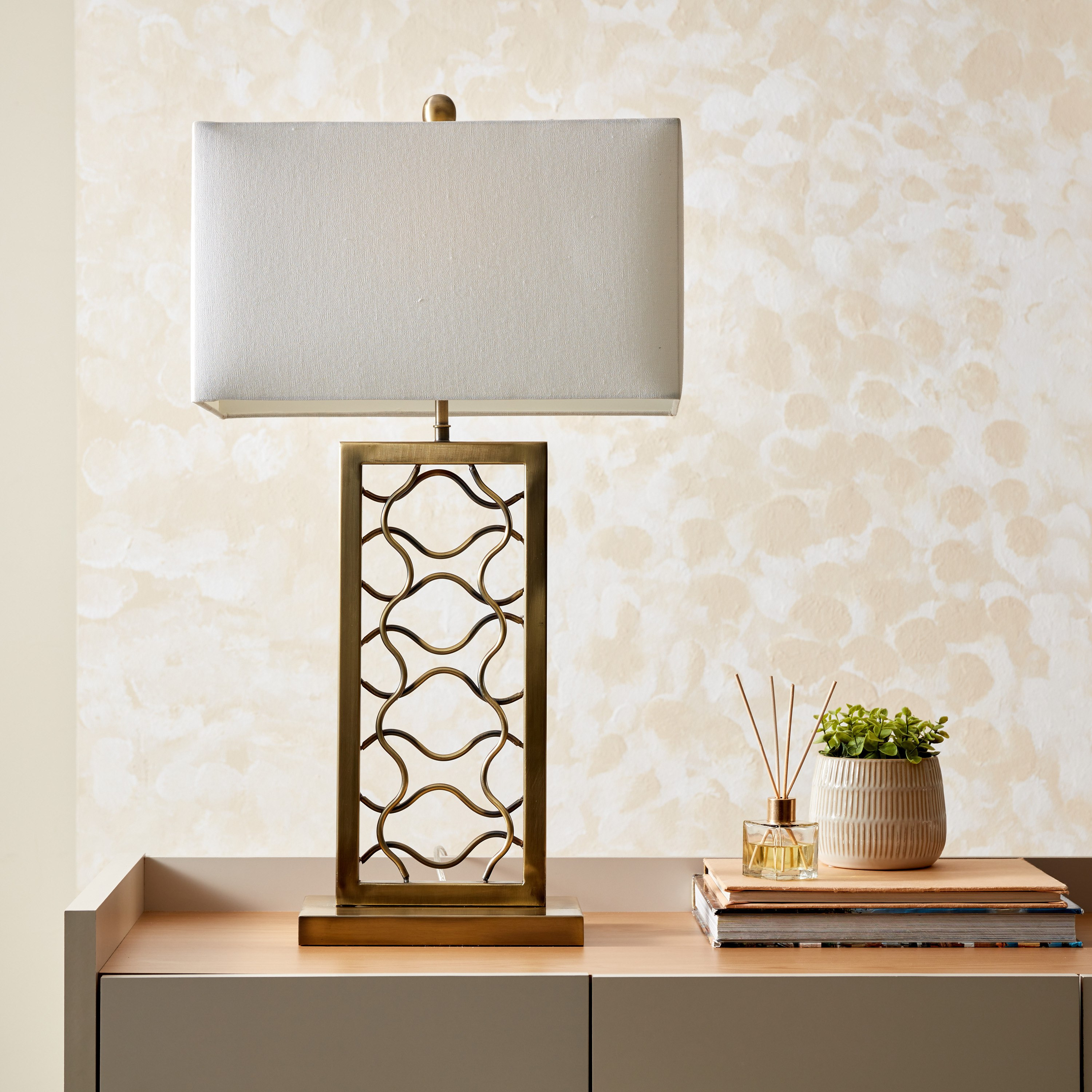 مصباح طاولة بقاعدة معدنية من أريانا - 20x40x71 سم-hbxlivingroom-lighting-tablelamps-image-1