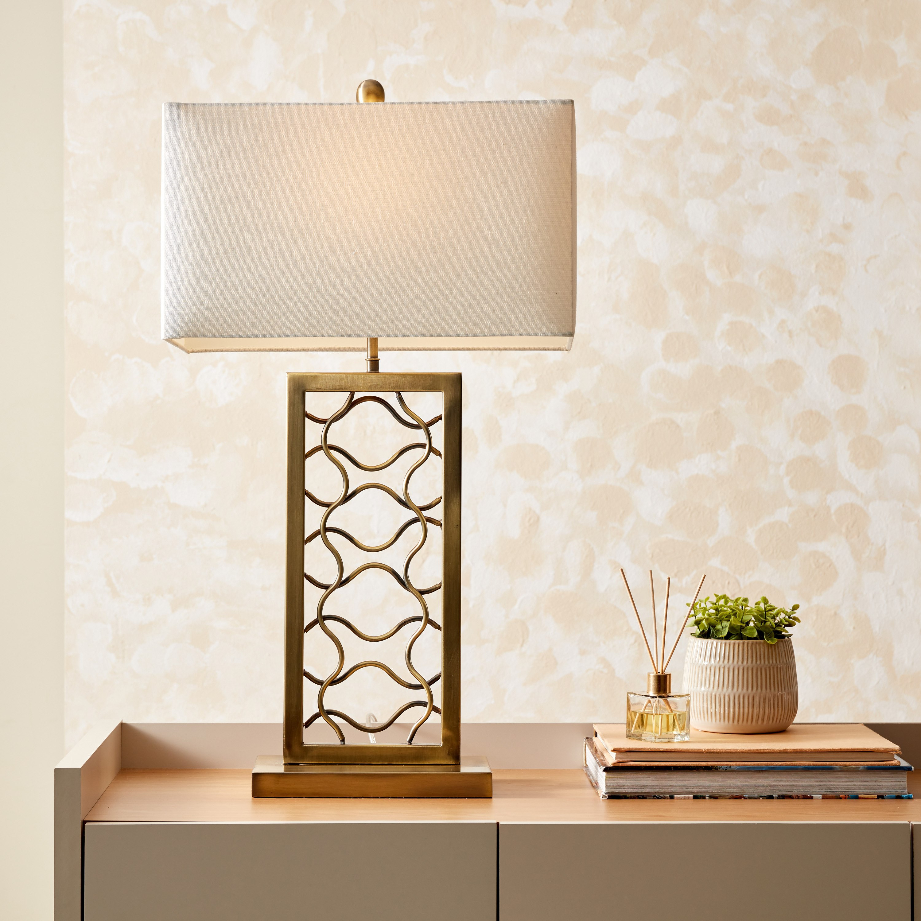 مصباح طاولة بقاعدة معدنية من أريانا - 20x40x71 سم-hbxlivingroom-lighting-tablelamps-image-2