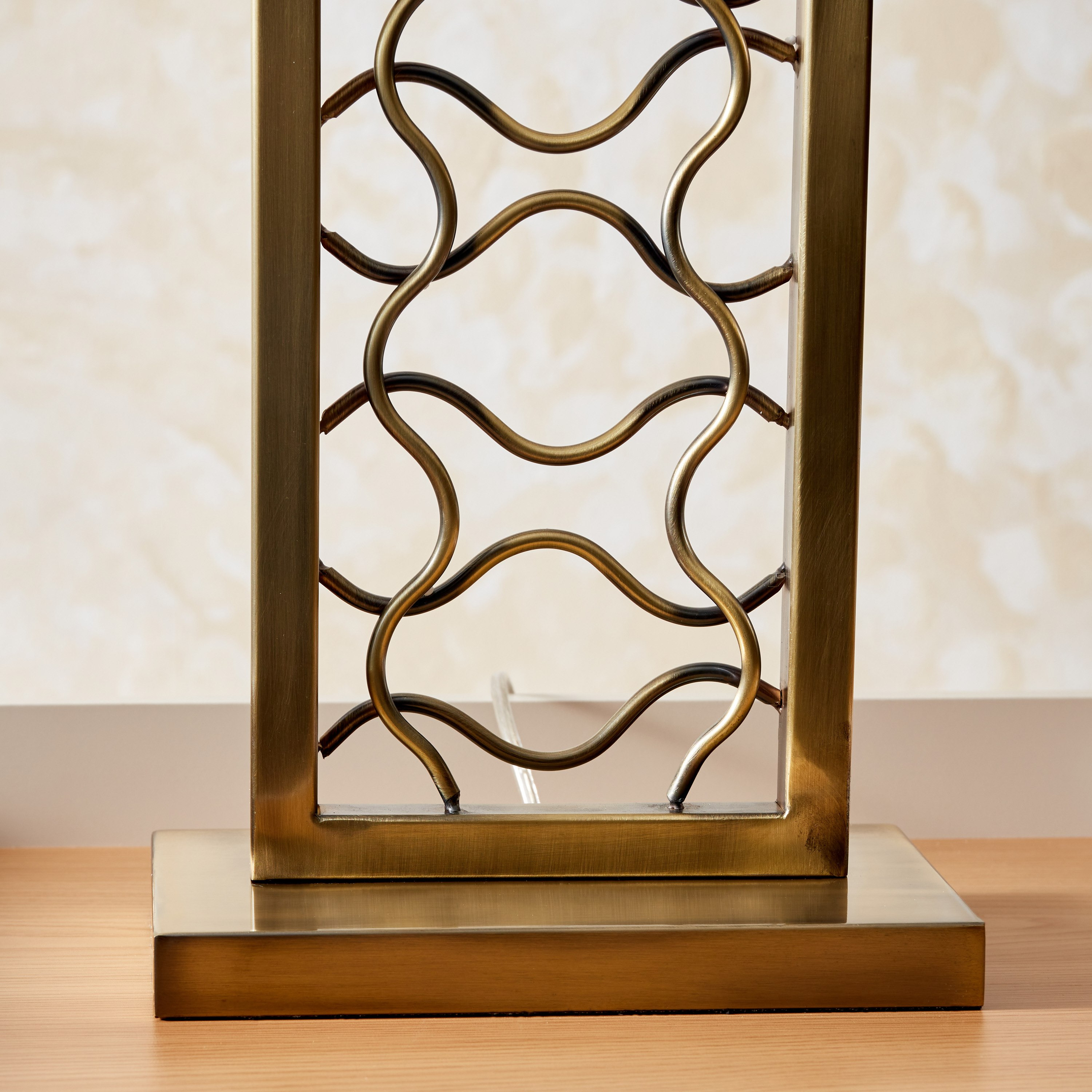 مصباح طاولة بقاعدة معدنية من أريانا - 20x40x71 سم-hbxlivingroom-lighting-tablelamps-image-3