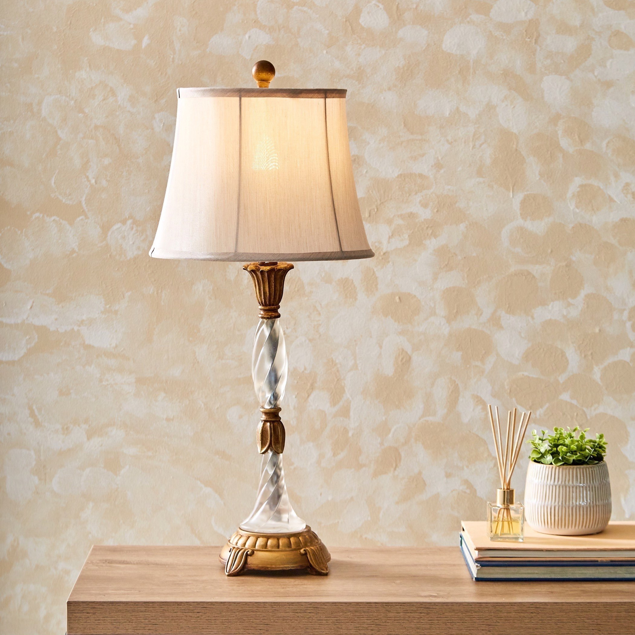 مصباح طاولة بقاعدة كريستال وطابع معتّق من أريانا - 30x30x69 سم-hbxlivingroom-lighting-tablelamps-image-2