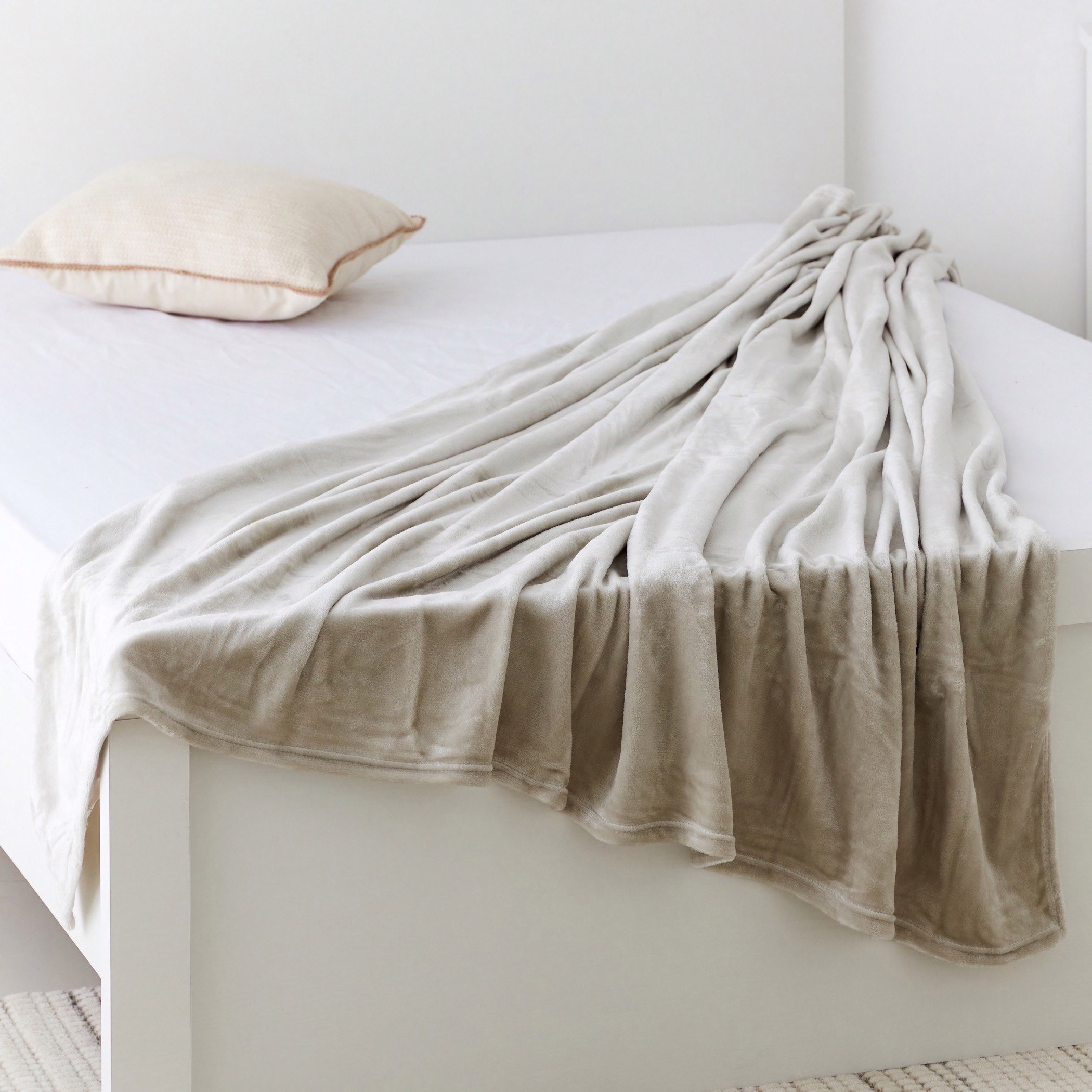 بطانية فلانيل كوين سادة من نوفا - 200x220 سم-hbxhomeware-hbxbedroom-image-2