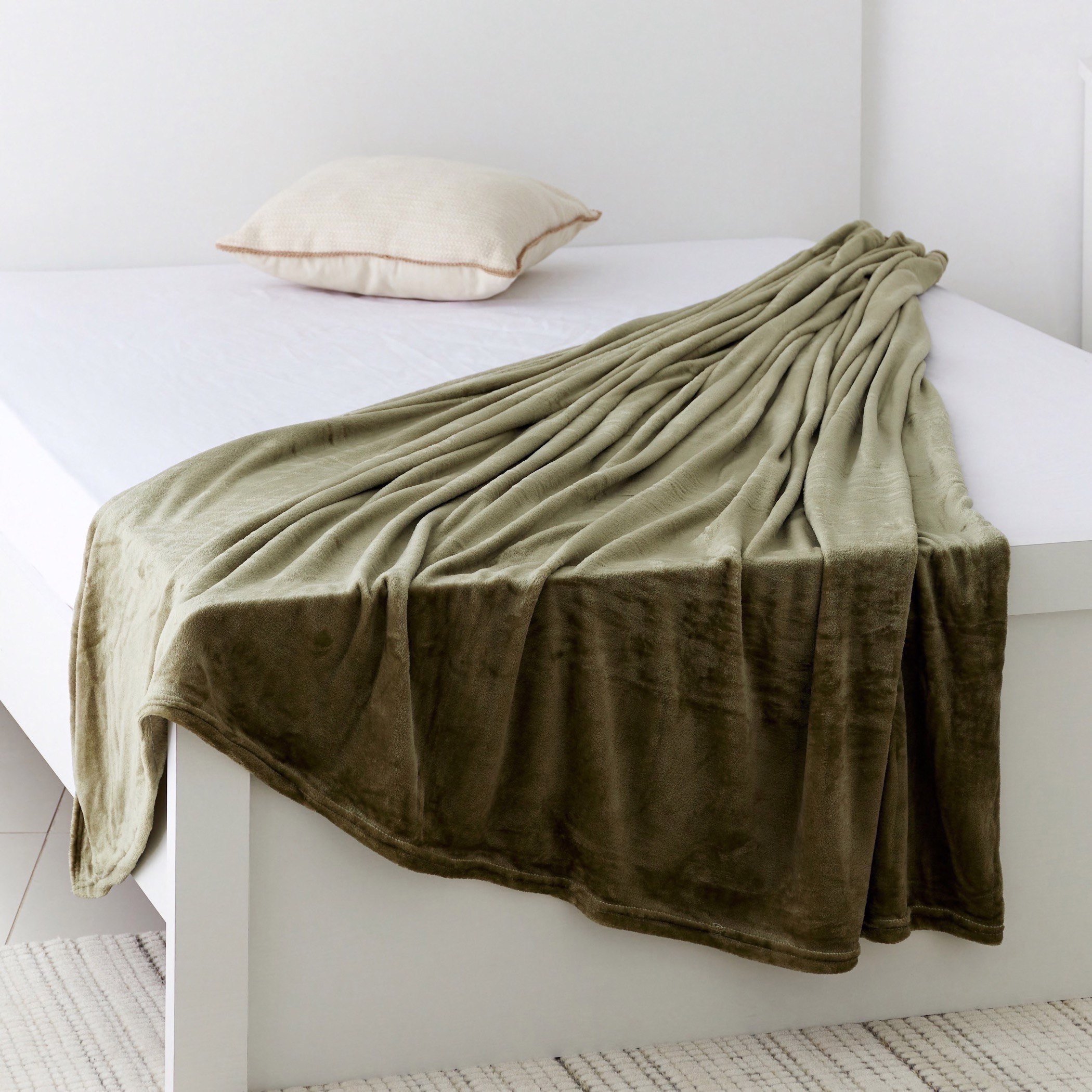 بطانية فلانيل كوين سادة من نوفا - 200x220 سم-hbxhomeware-hbxbedroom-image-2