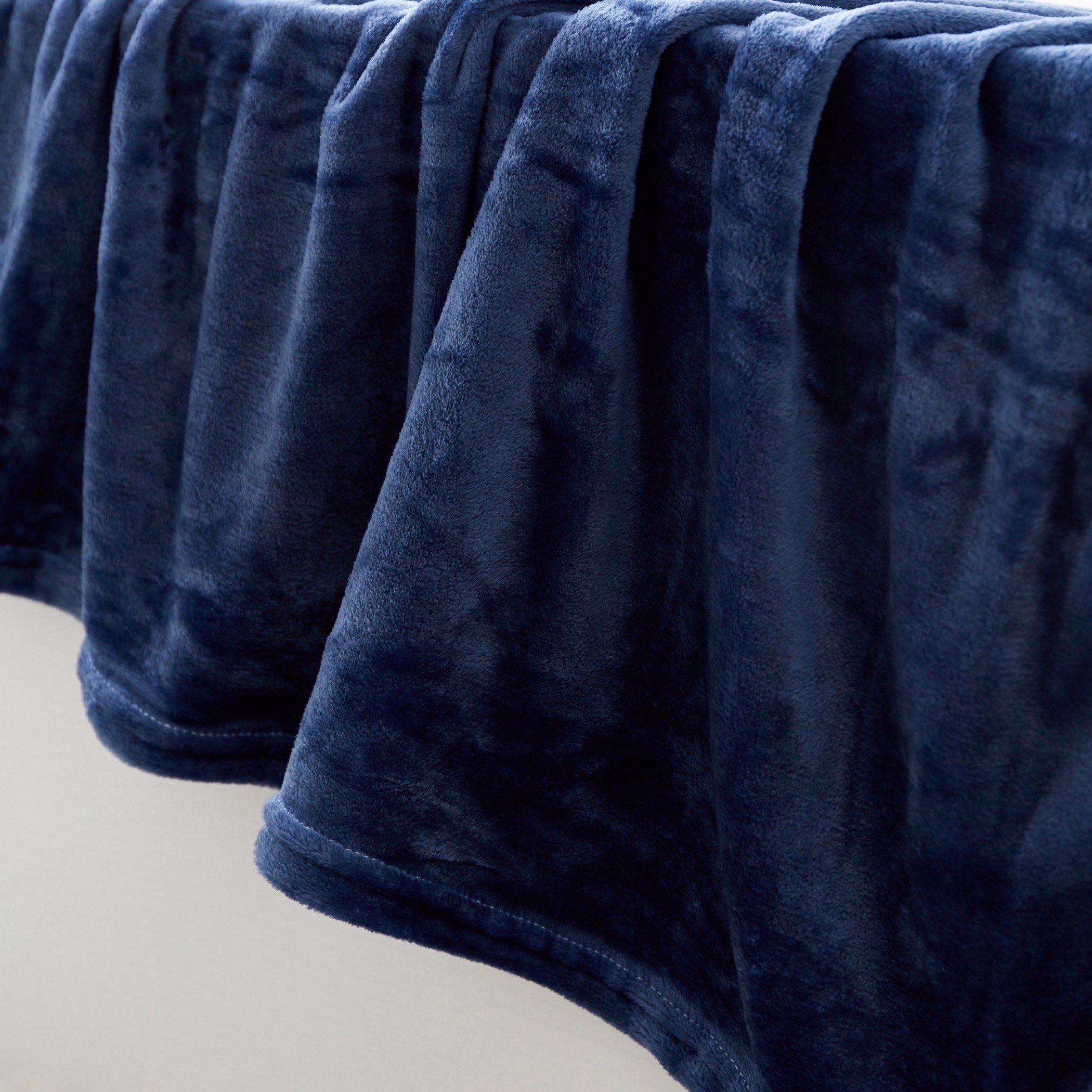 Nova Solid Flannel Queen Blanket - 200x220 cm-hbxhomeware-hbxbedroom-image-4