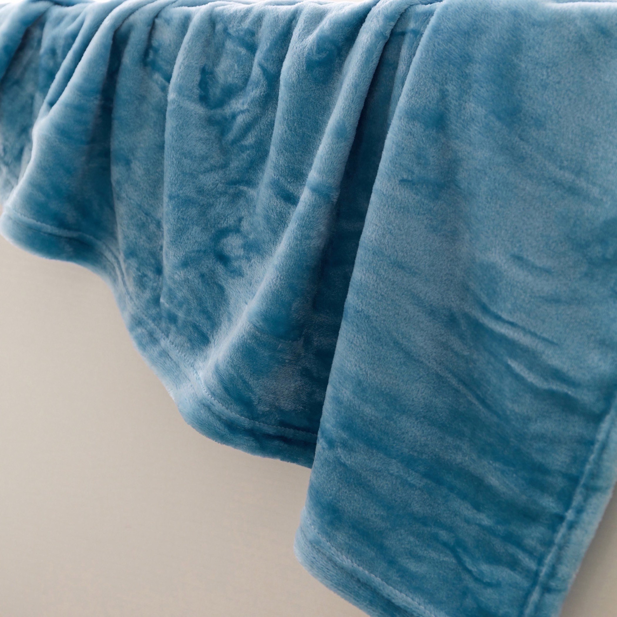 Nova Solid Flannel Twin Blanket - 150x200 cm-hbxhomeware-hbxbedroom-image-4