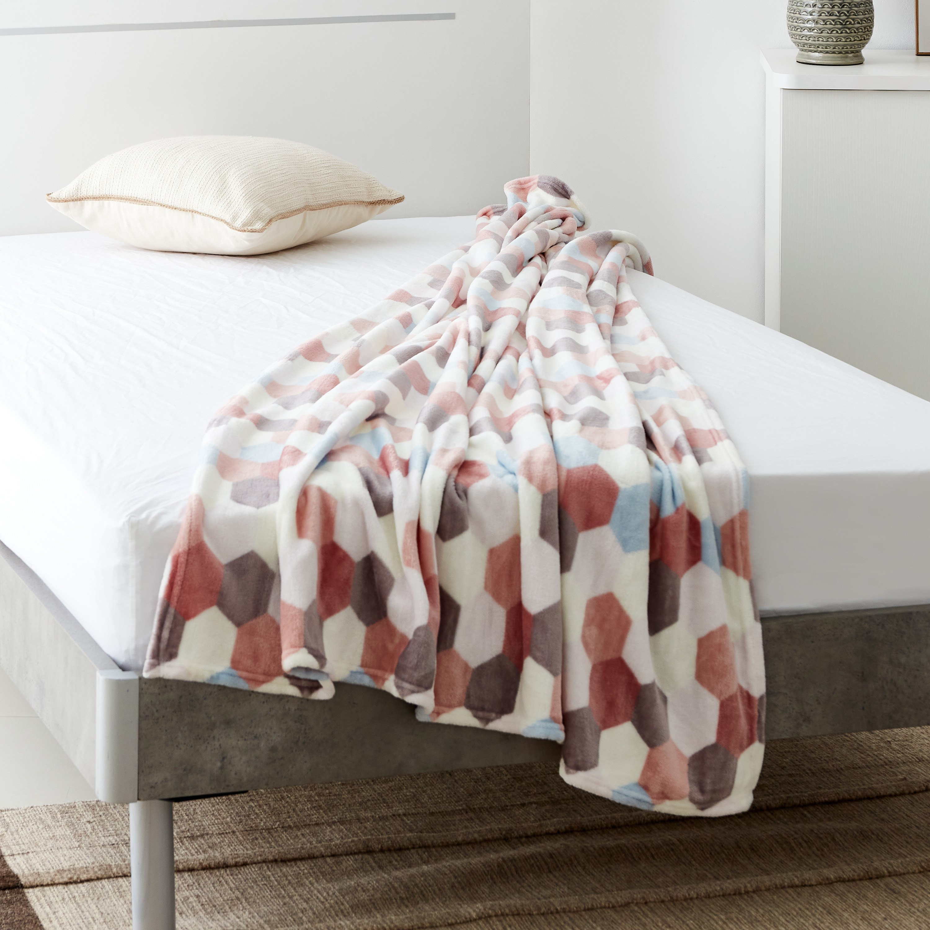 بطانية مزدوجة فلانيل بطبعات سداسية من ماتركيس - 150x200 سم-hbxhomeware-hbxbedroom-image-2