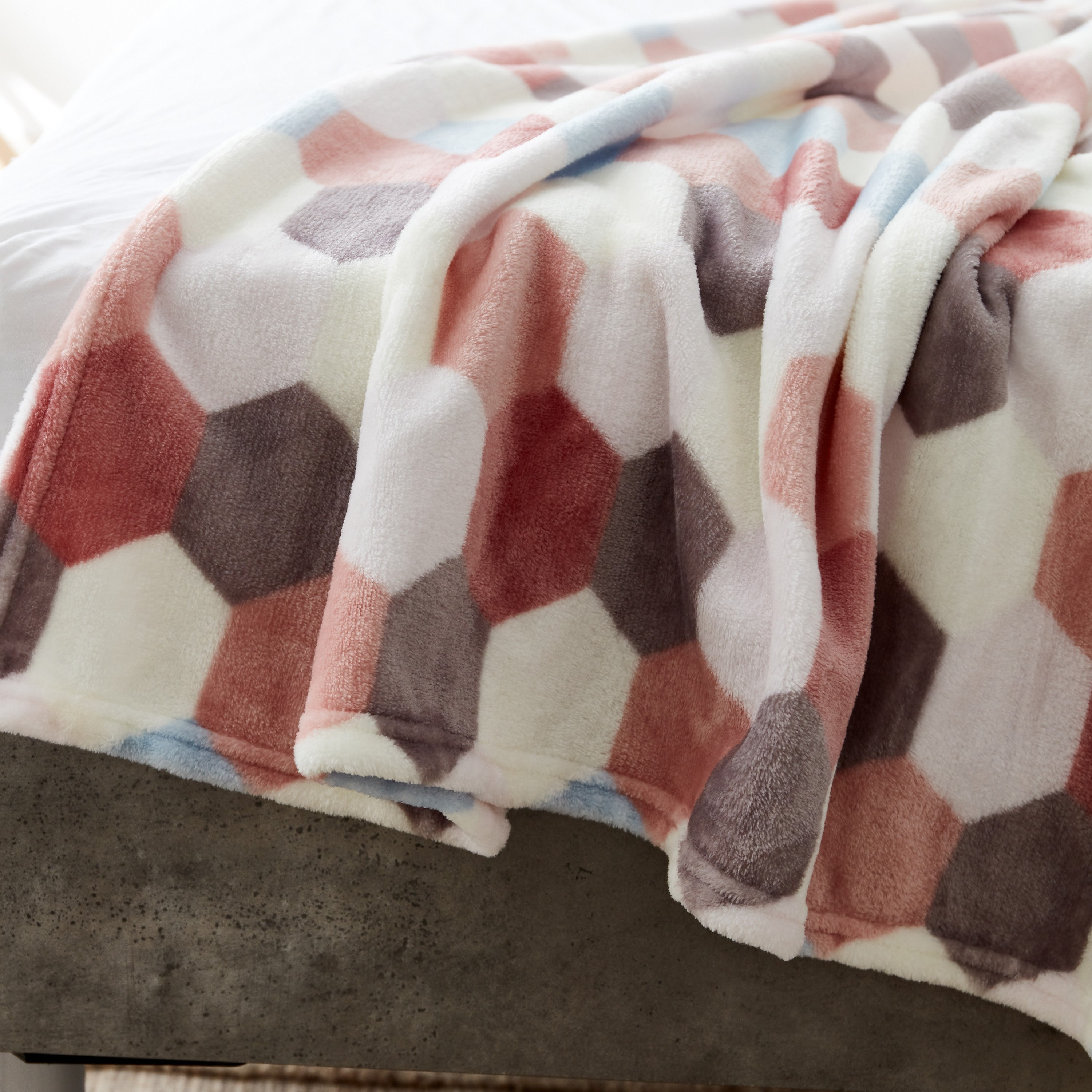 بطانية مزدوجة فلانيل بطبعات سداسية من ماتركيس - 150x200 سم-hbxhomeware-hbxbedroom-image-4