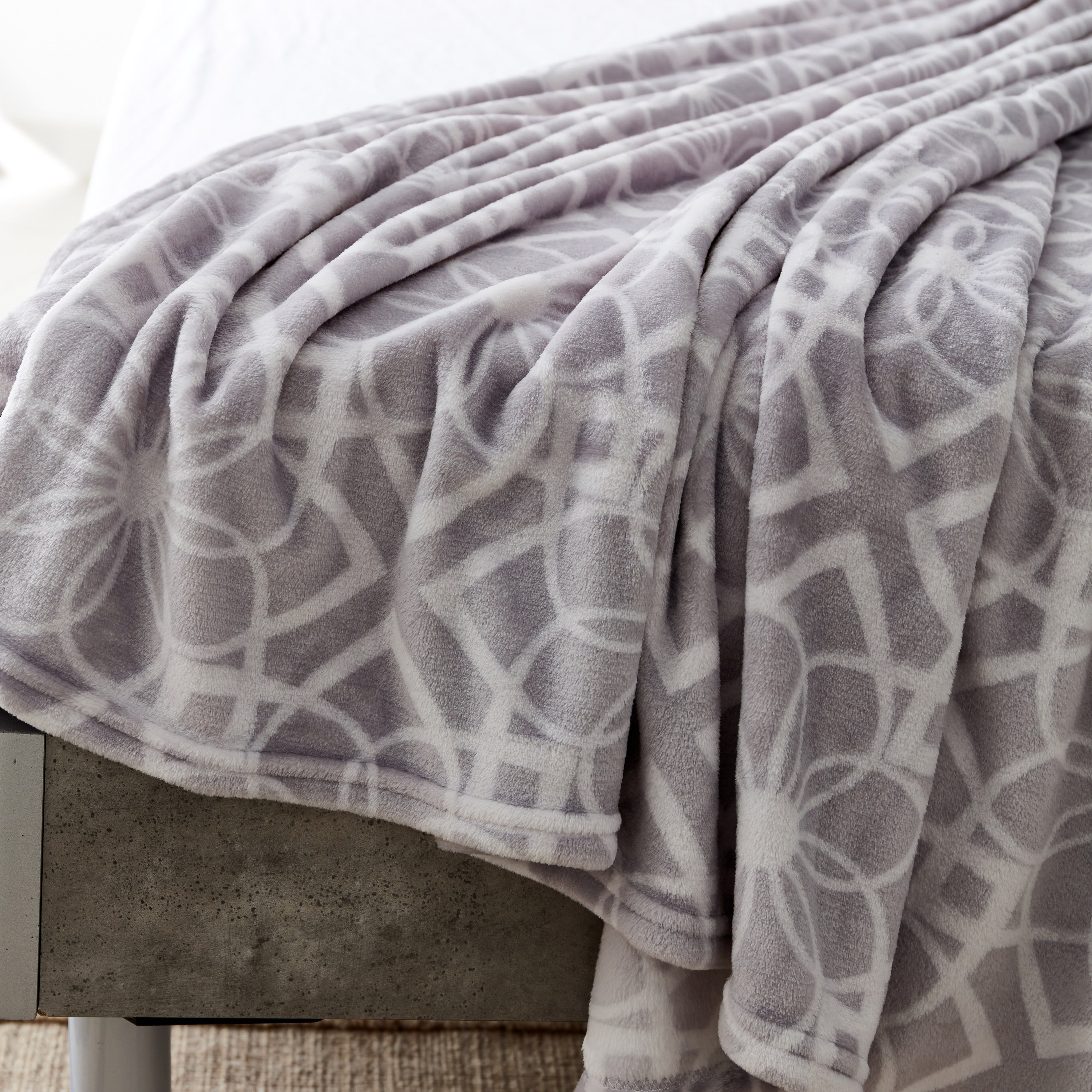 بطانية فلانيل كوين بطبعات من ماتريكس - 200x220 سم-hbxhomeware-hbxbedroom-image-4