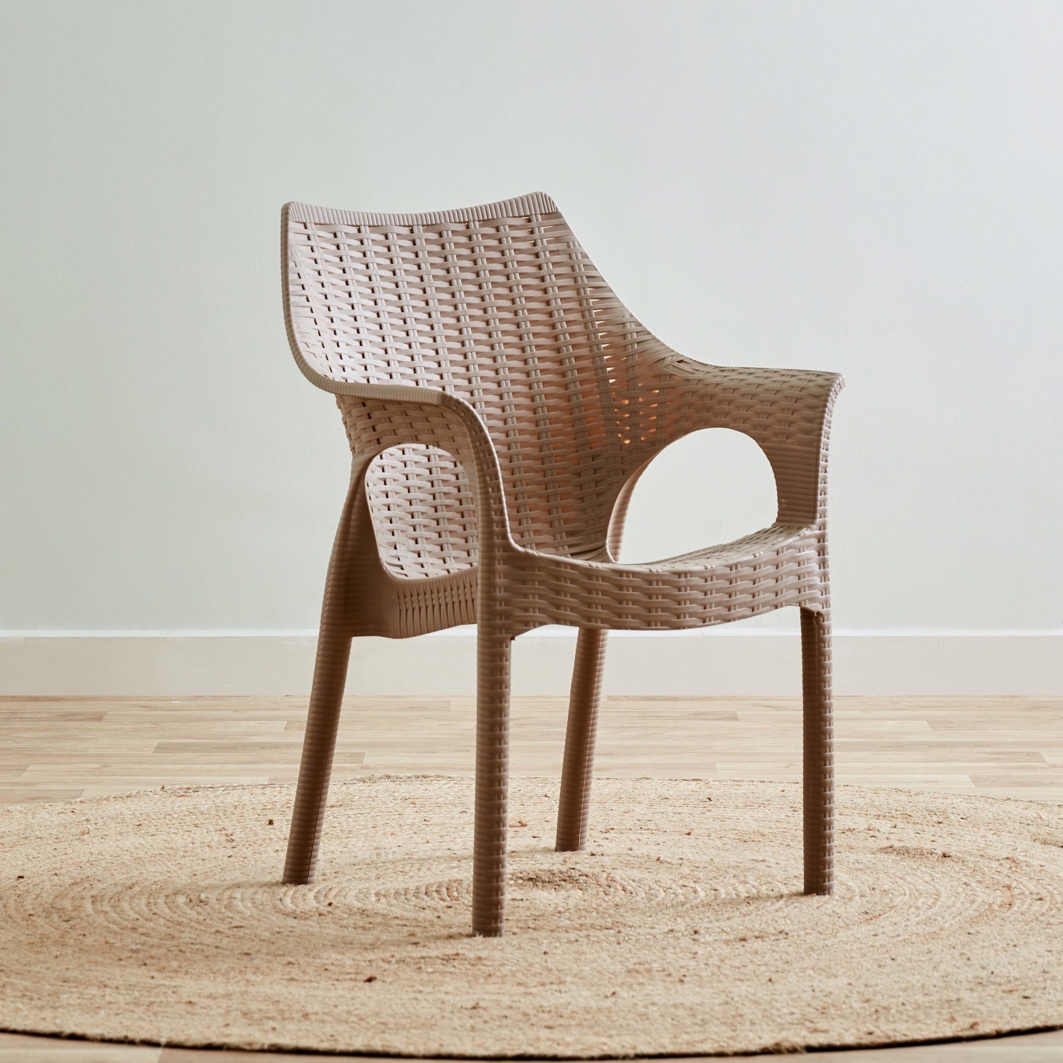 كرسي بمساند ذراعين للجلسات الخارجية من فيرا تيسيو-hbxfurniture-outdoor-swingsandchairs-image-1