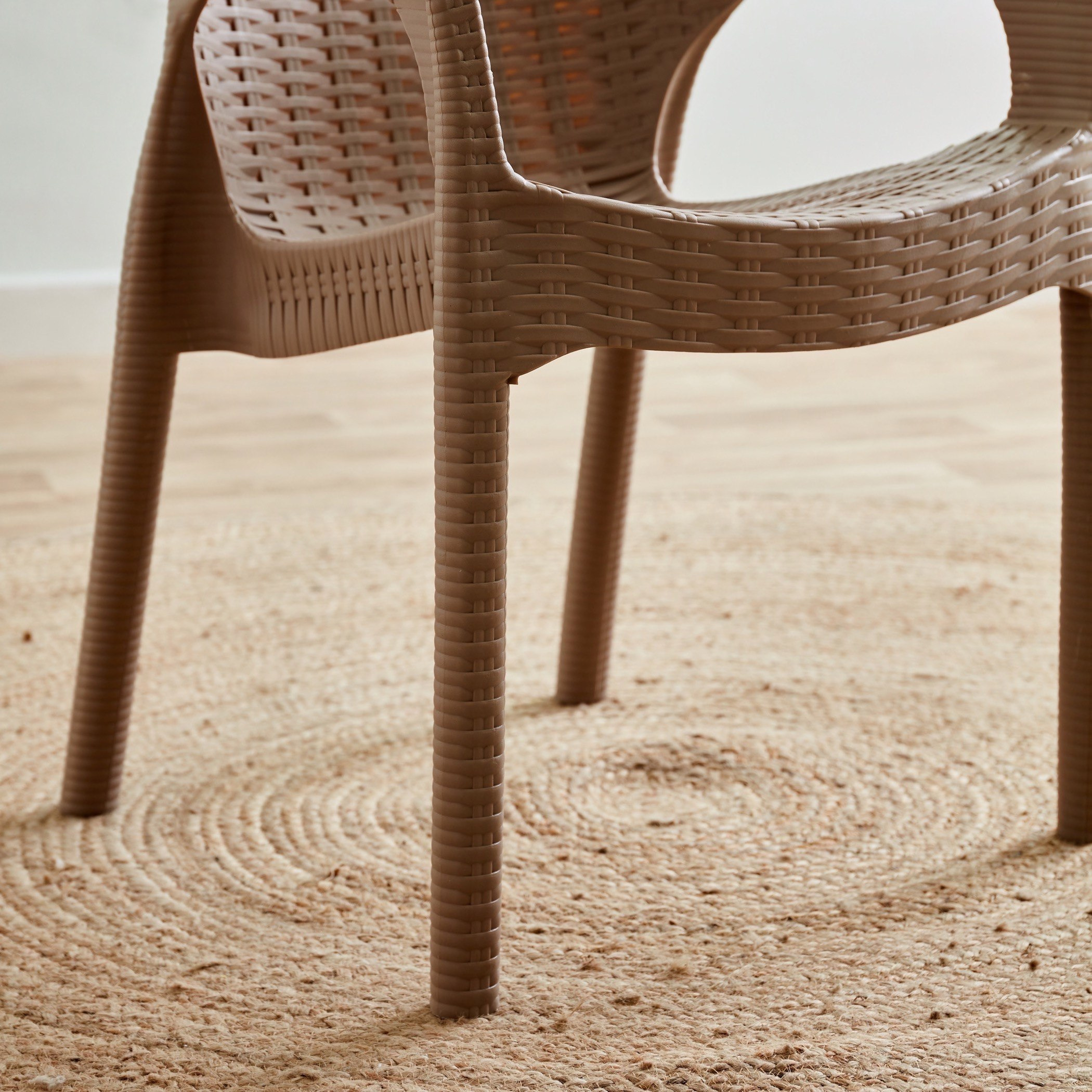 كرسي بمساند ذراعين للجلسات الخارجية من فيرا تيسيو-hbxfurniture-outdoor-swingsandchairs-image-3