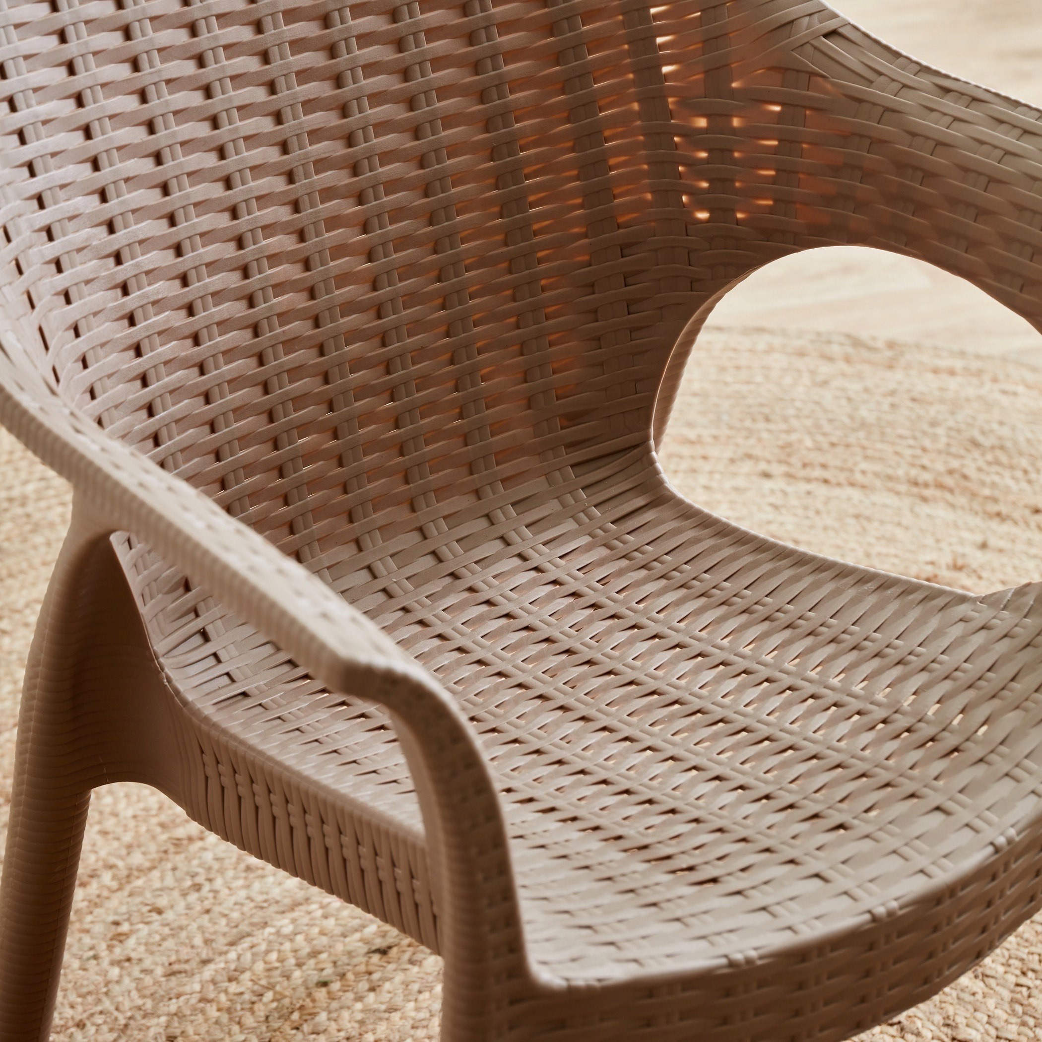 كرسي بمساند ذراعين للجلسات الخارجية من فيرا تيسيو-hbxfurniture-outdoor-swingsandchairs-image-4