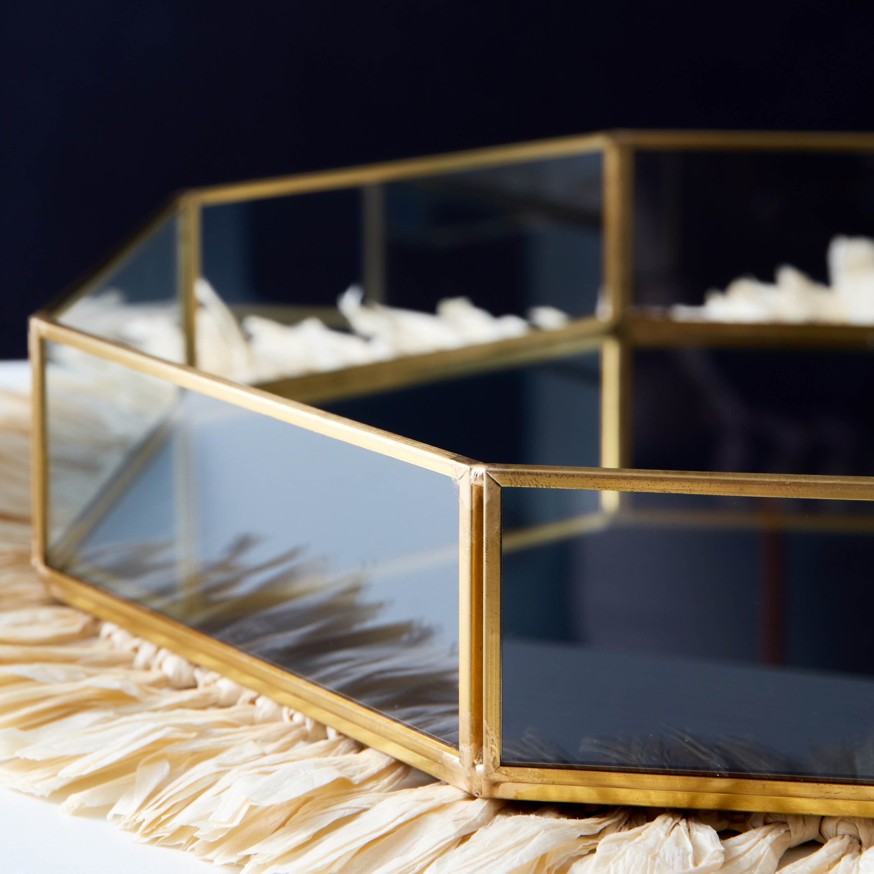 صينية مرآة زجاجية ثمانية الأضلاع من فيريتي - 31x31x5 سم-hbxhomeware-hbxdecorandfurnishings-image-4