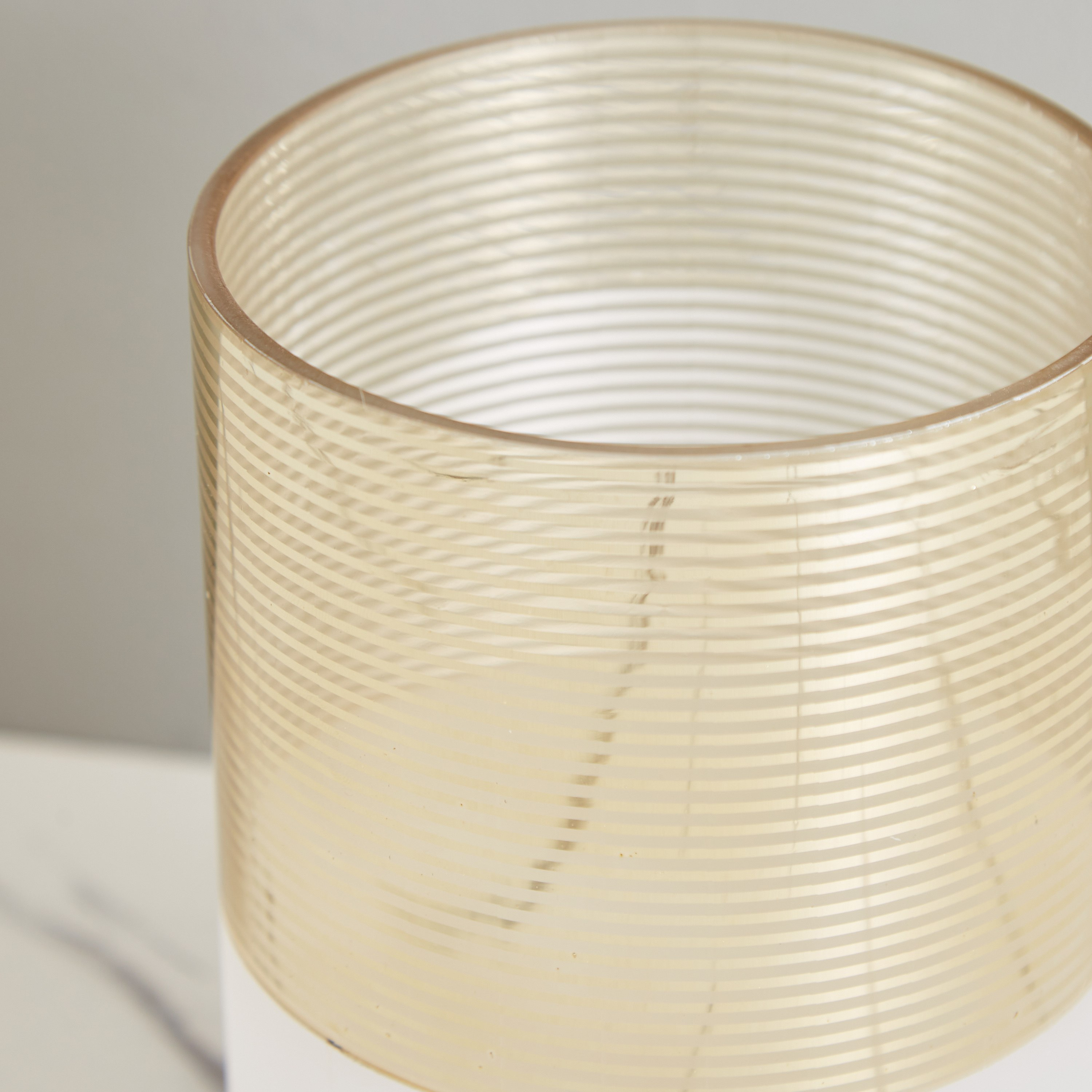 مزهرية زجاج مضلعة من موف - 20x12.5x12.5 سم-hbxbedroom-decorandaccessories-vases-image-3