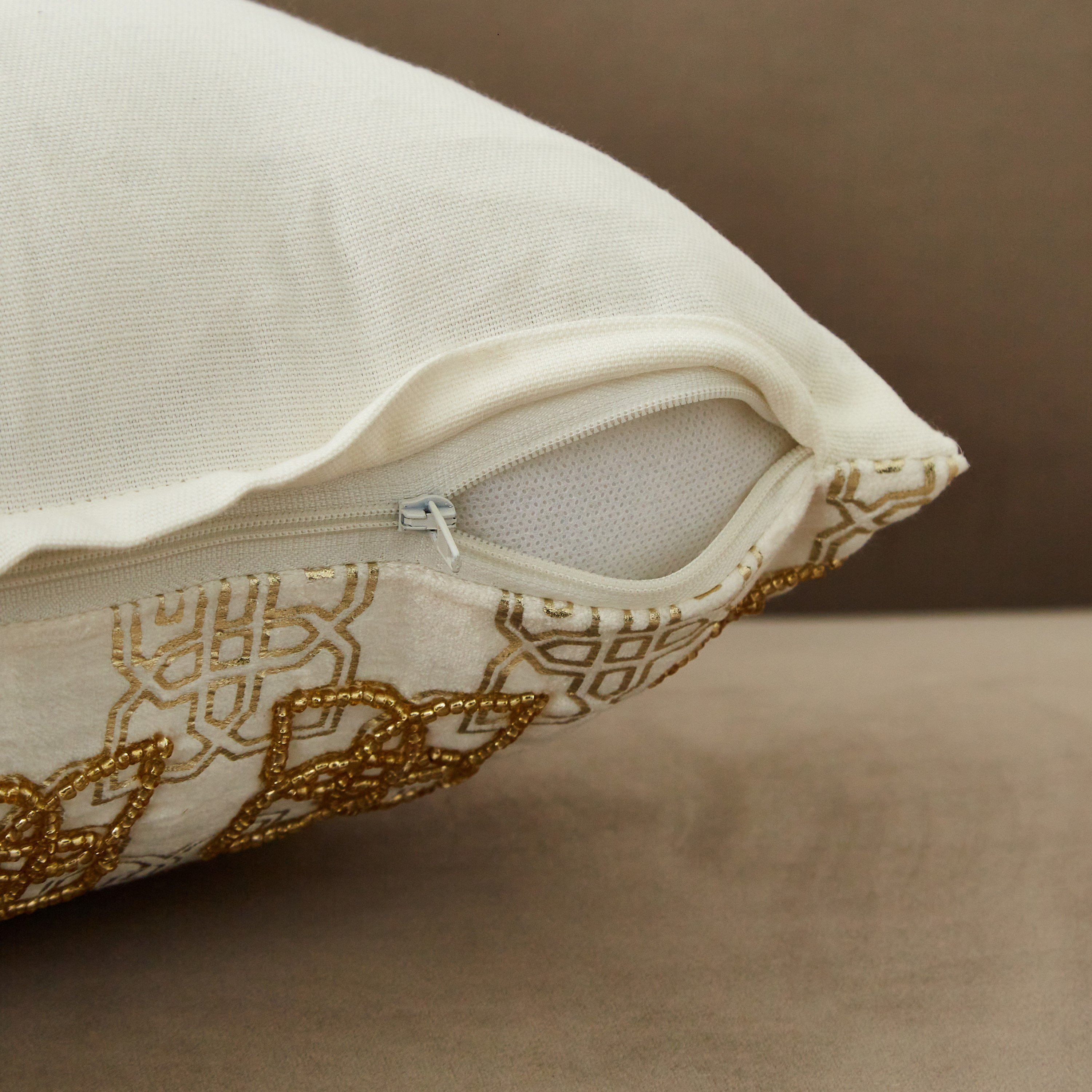 وسادة محشوة مخملية مطرزة نادين من بترا - 30x50 سم-hbxlivingroom-furnishings-cushionsandcovers-filledcushions-image-4