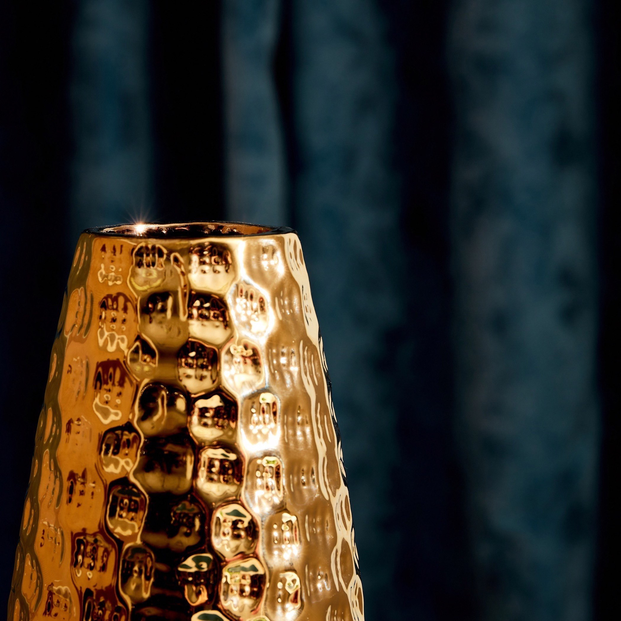 مزهرية سيراميك مضلعة ومطروقة من توباز - 13x13x30 سم-hbxhomeware-hbxdecorandfurnishings-image-4