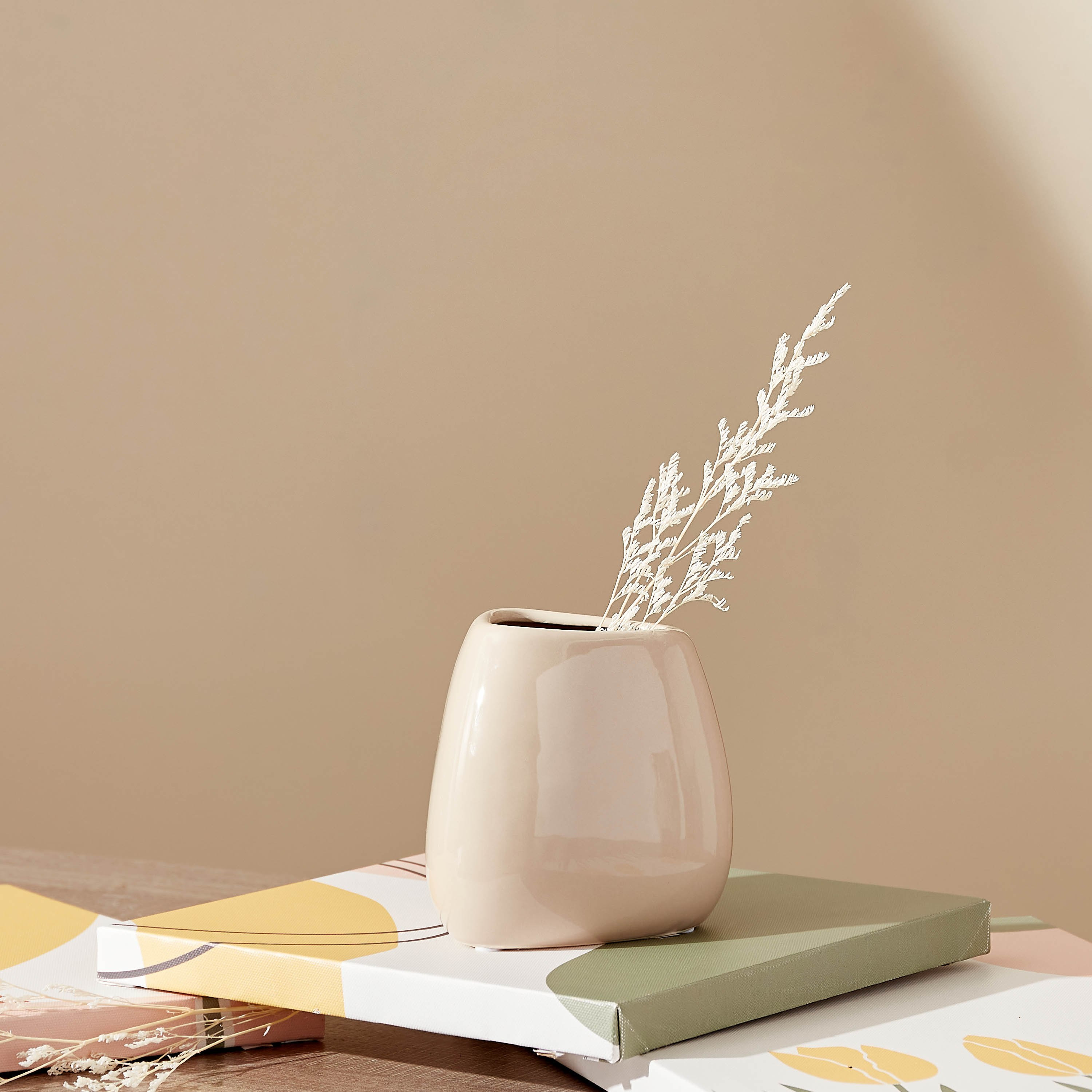 مزهرية سيراميك صغيرة برقبة منحنية من توباز - 11x10x11 سم-hbxhomeware-hbxdecorandfurnishings-image-5