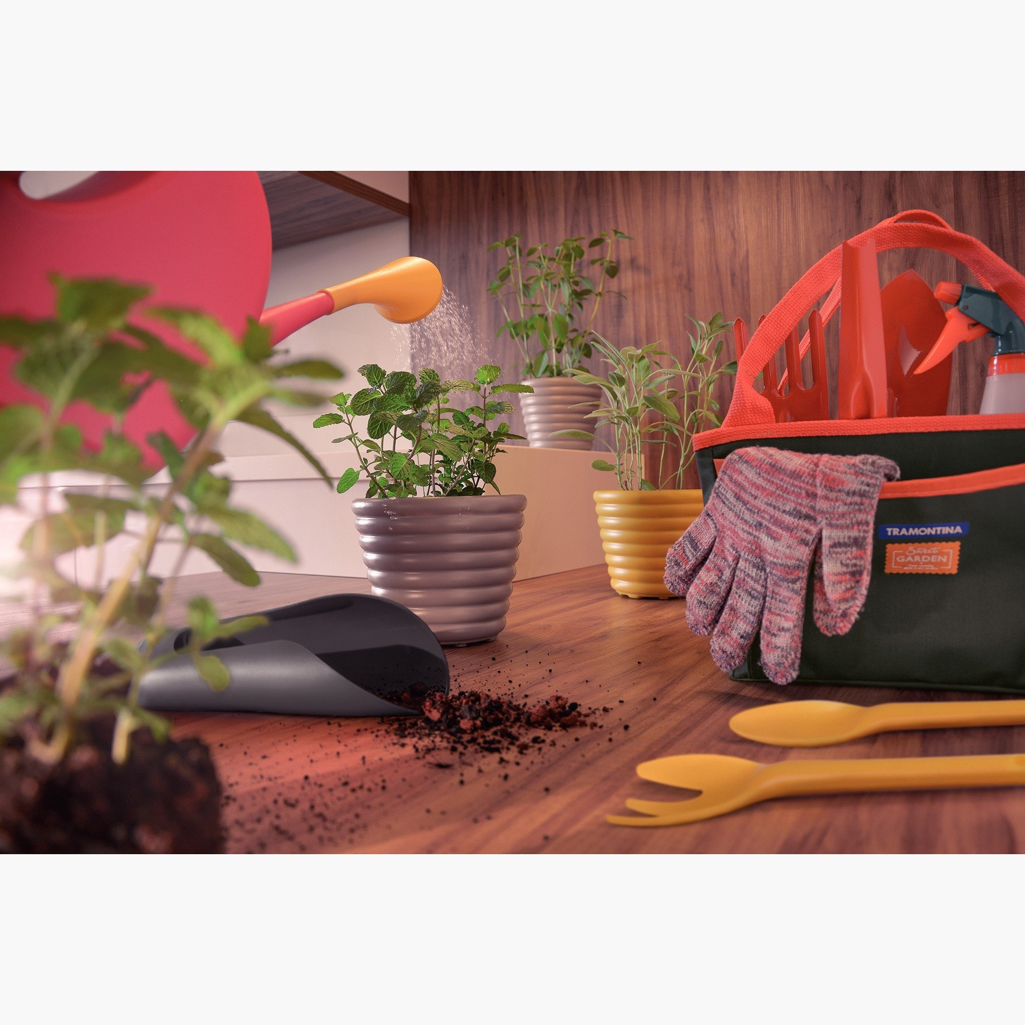 Tramontina Plastic 7-Litre Watering Can - 58x13x33 cm-hbxhomeware-hbxdecorandfurnishings-image-4