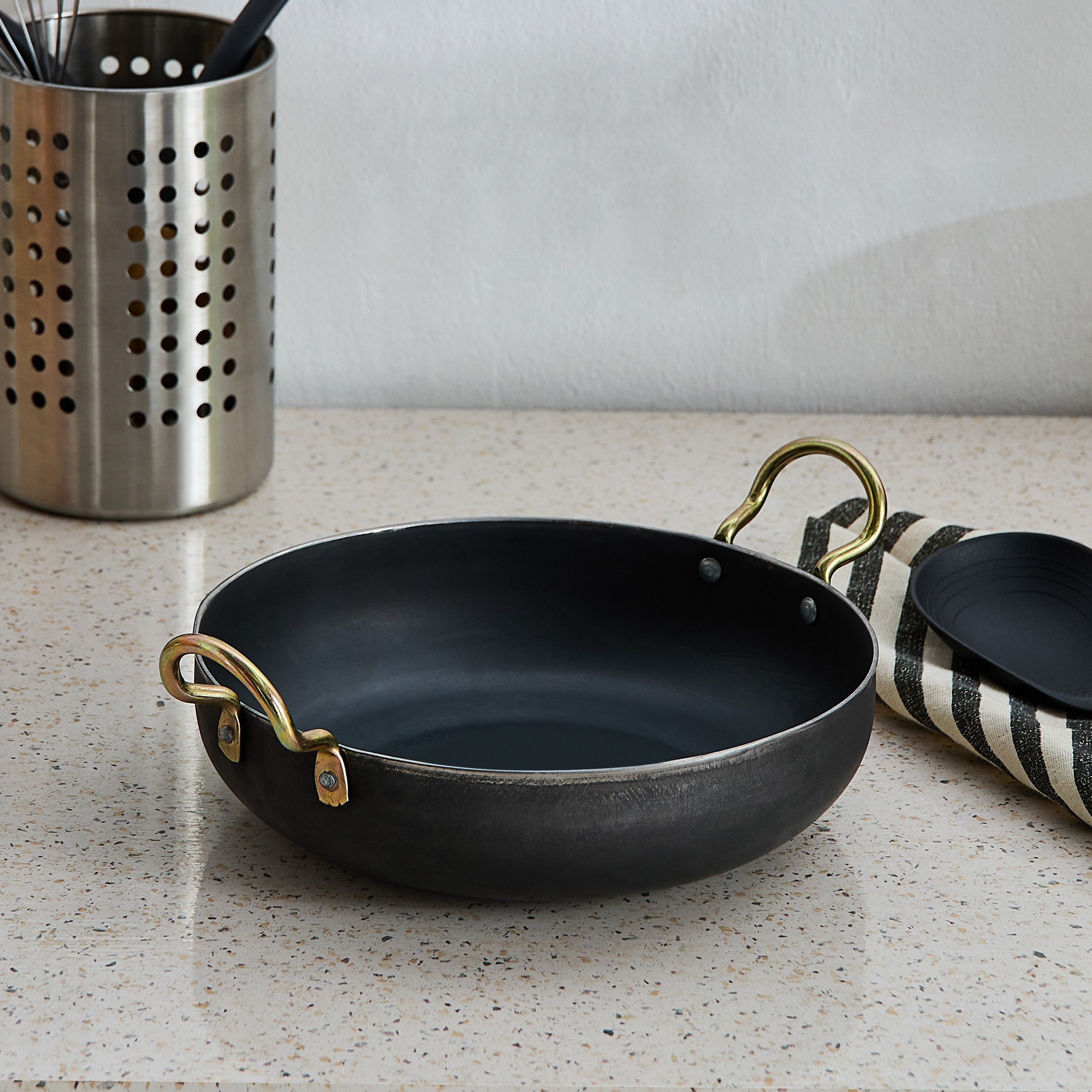 مقلاة ووك بقعر مسطح من الحديد المطاوع من فيريك  - 24 سم-hbxkitchen-kitchenware-foodpreparation-image-1