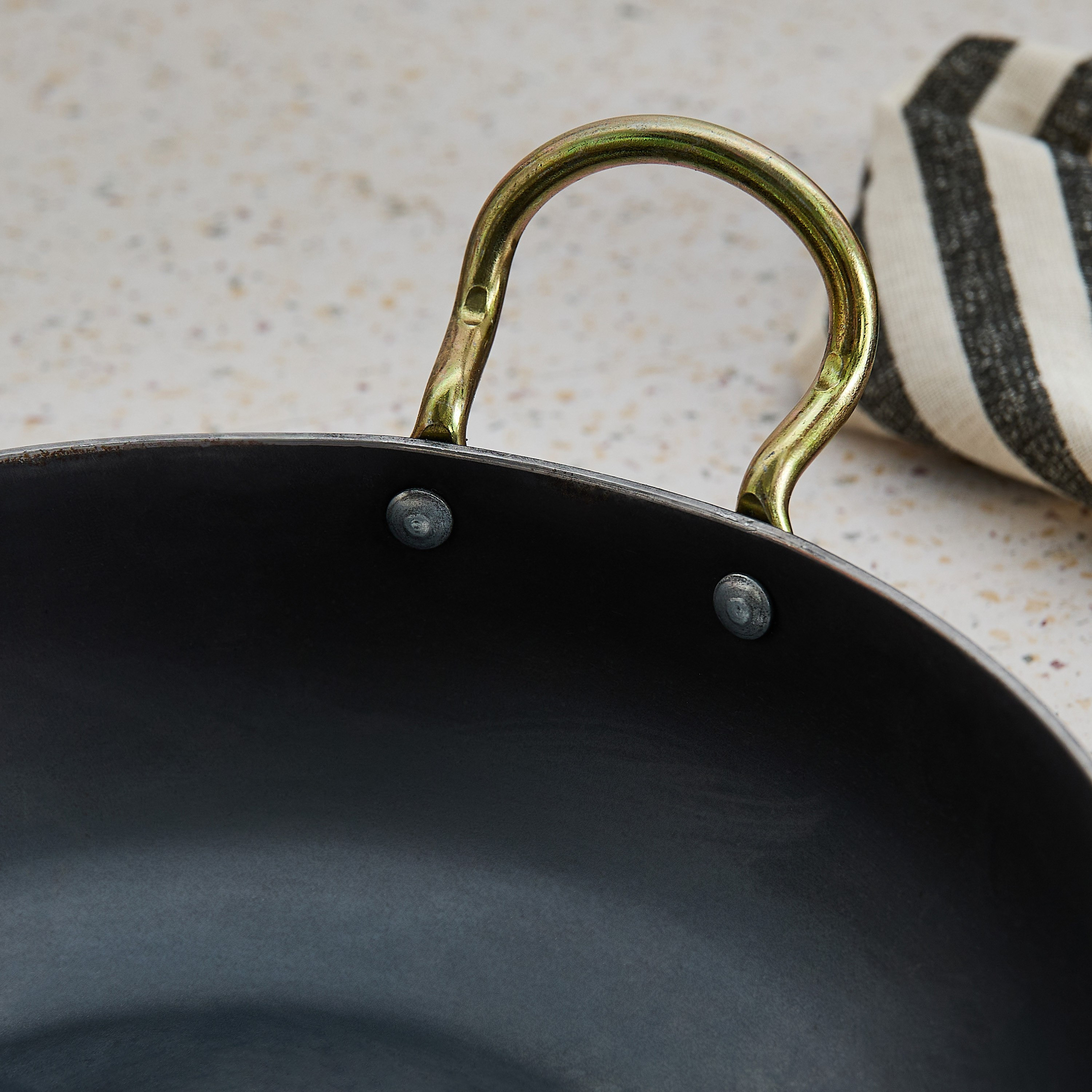 مقلاة ووك بقعر مسطح من الحديد المطاوع من فيريك  - 24 سم-hbxkitchen-kitchenware-foodpreparation-image-3