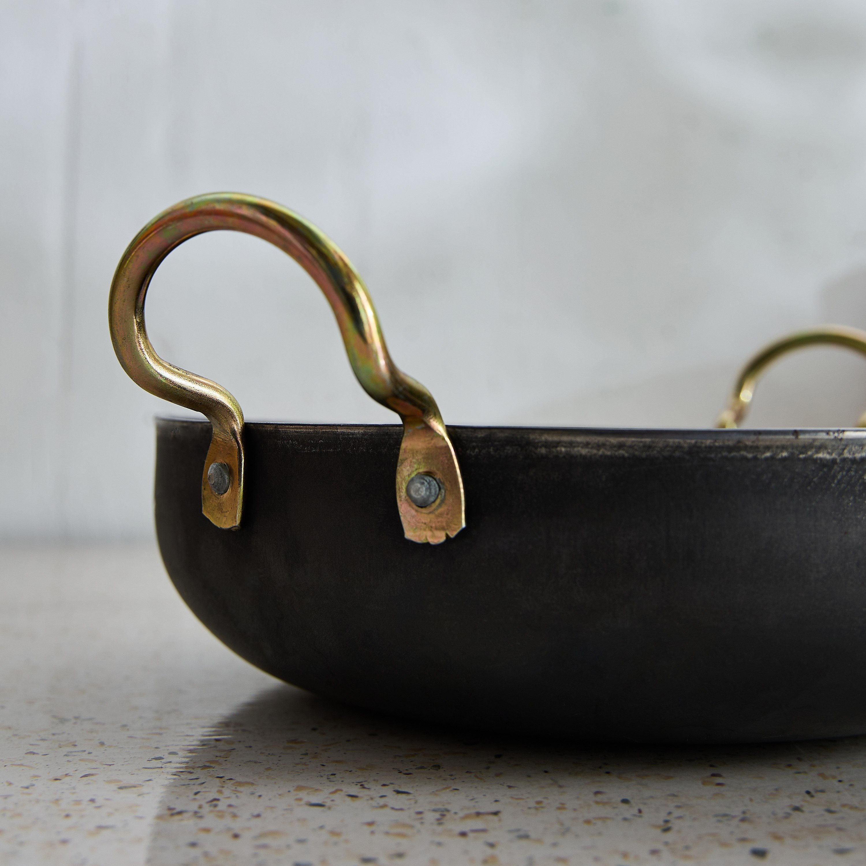 مقلاة ووك بقعر مسطح من الحديد المطاوع من فيريك  - 24 سم-hbxkitchen-kitchenware-foodpreparation-image-4