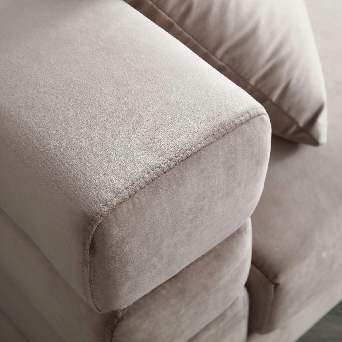 كنبة مخملية 3 مقاعد مع 7 وسائد - جوديث-hbxlivingroom-sofasandarmchairs-sofas-image-7