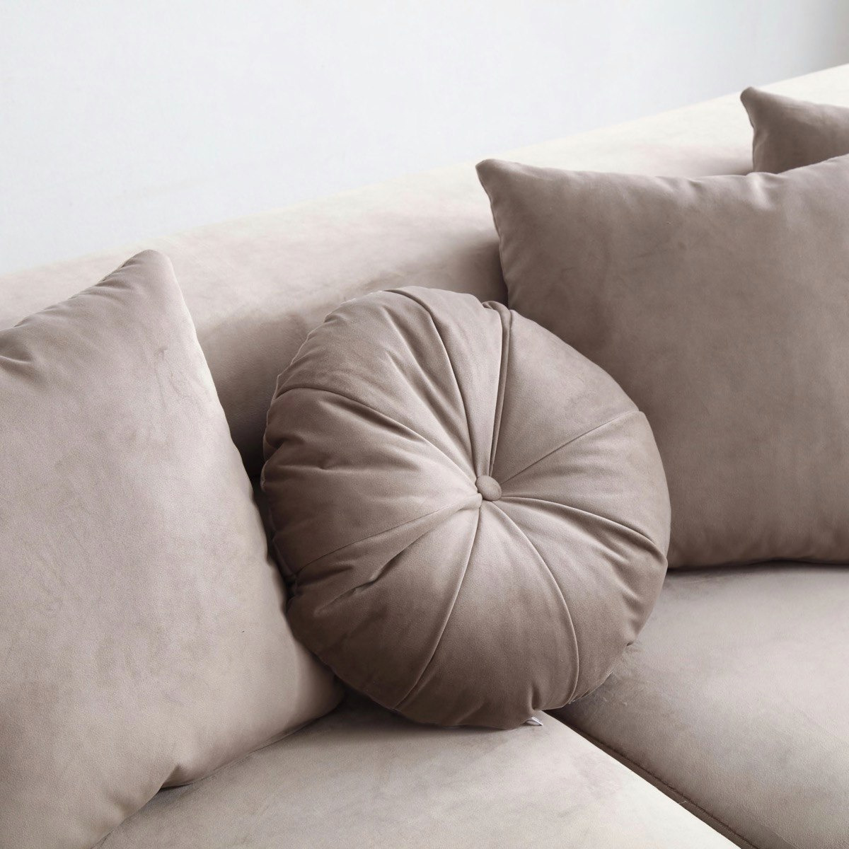 كنبة مخملية 3 مقاعد مع 7 وسائد - جوديث-hbxlivingroom-sofasandarmchairs-sofas-image-8
